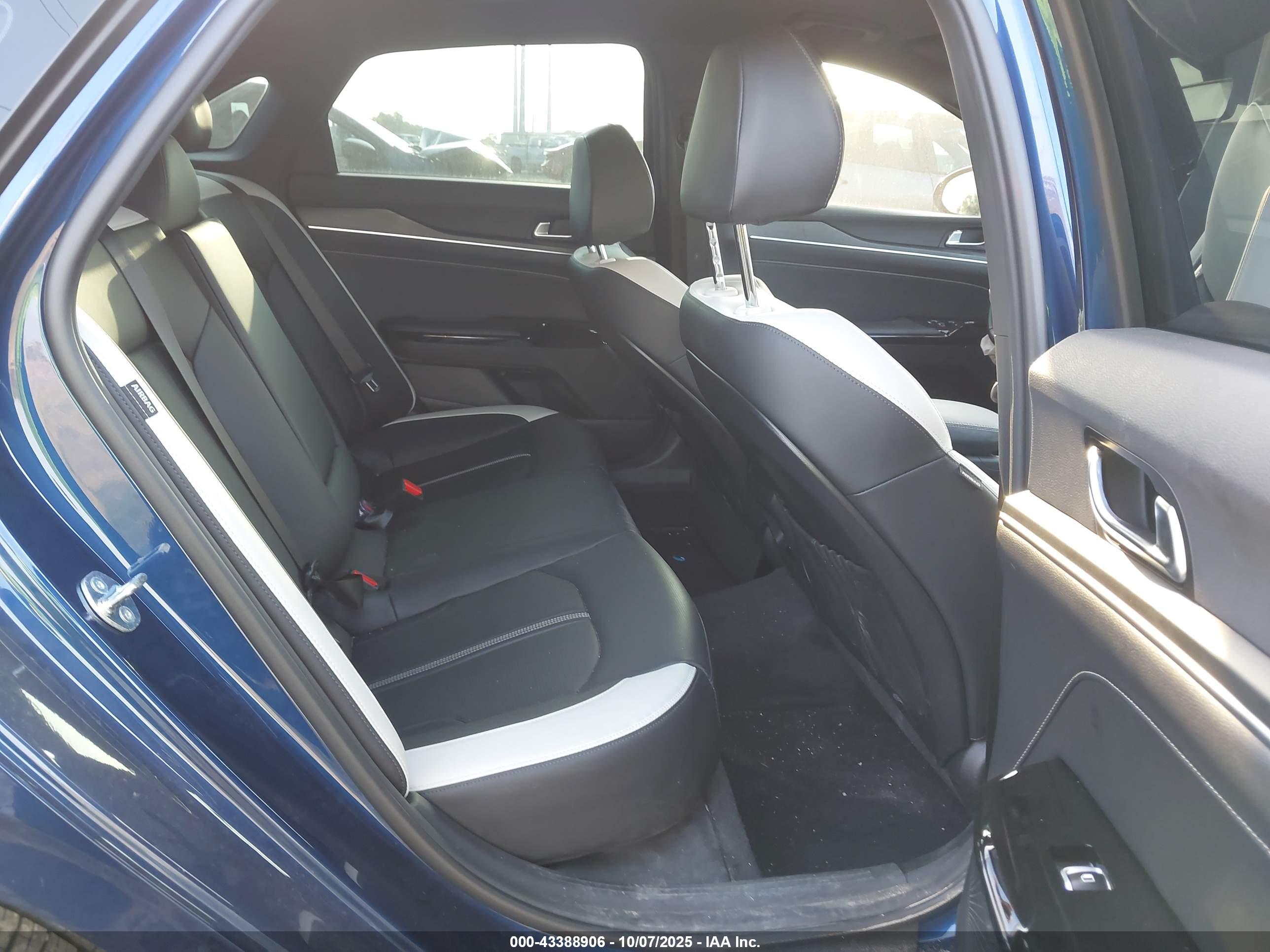 KIA K5 image 8