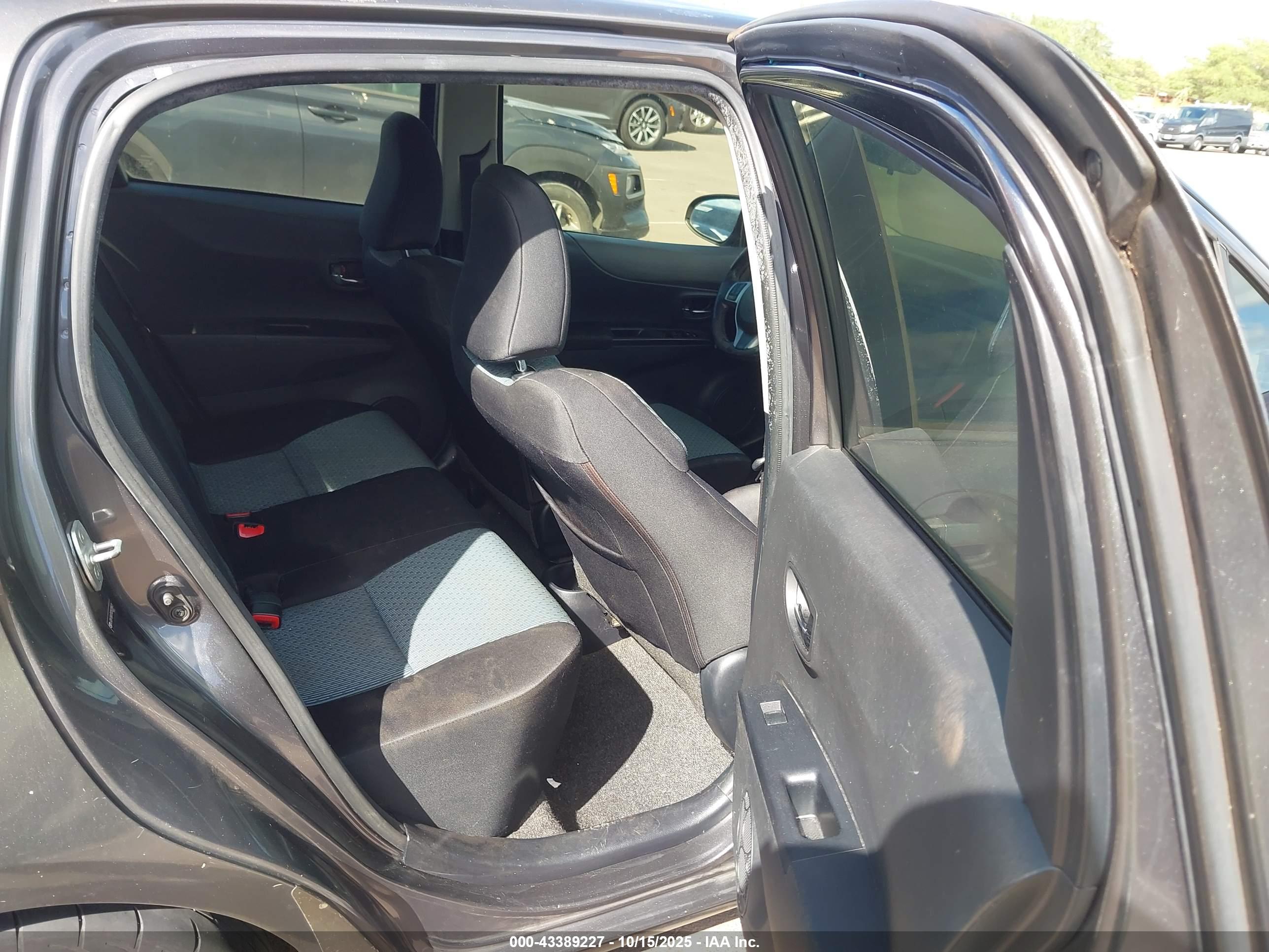 TOYOTA YARIS image 8