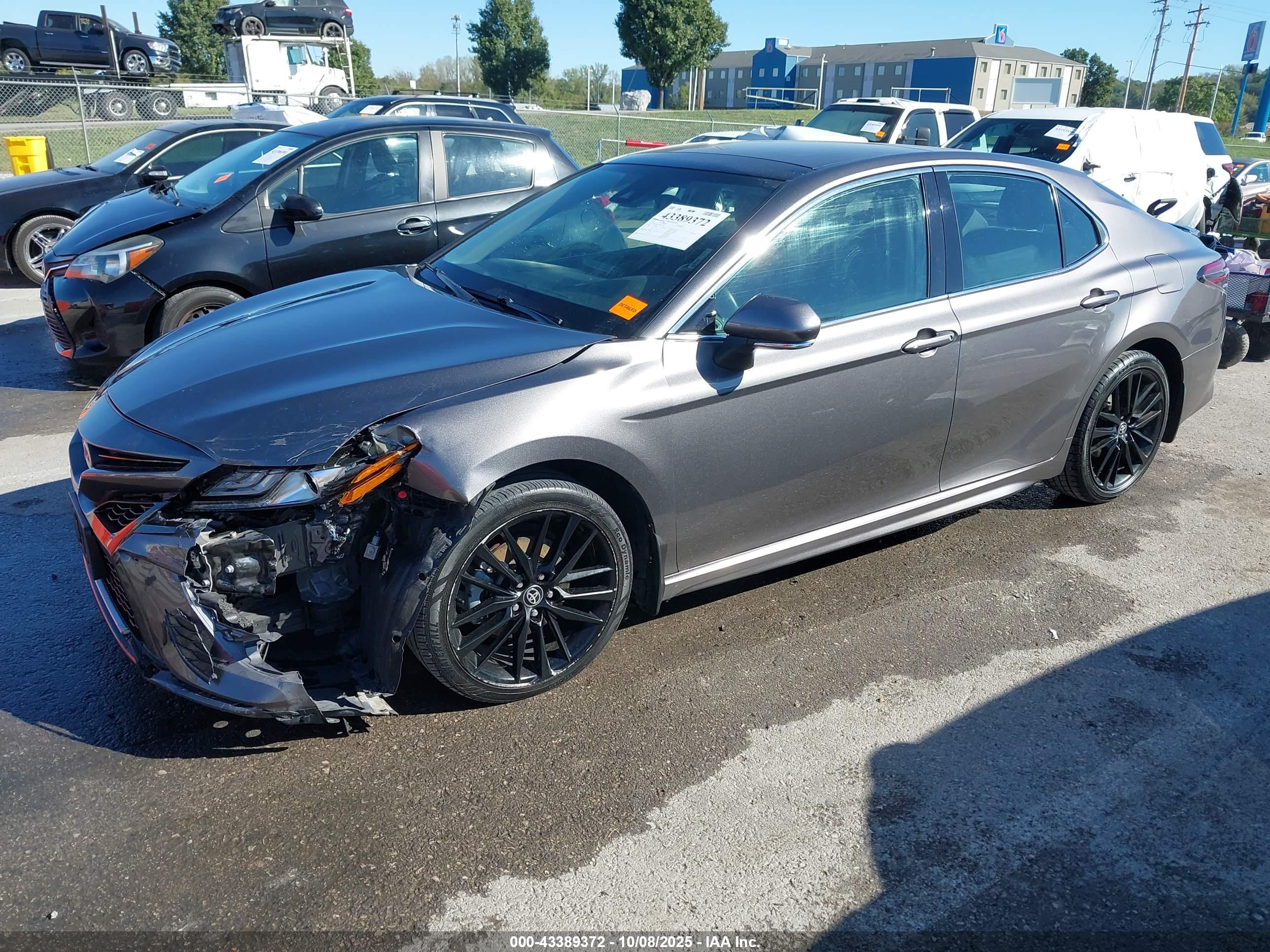 TOYOTA CAMRY image 2