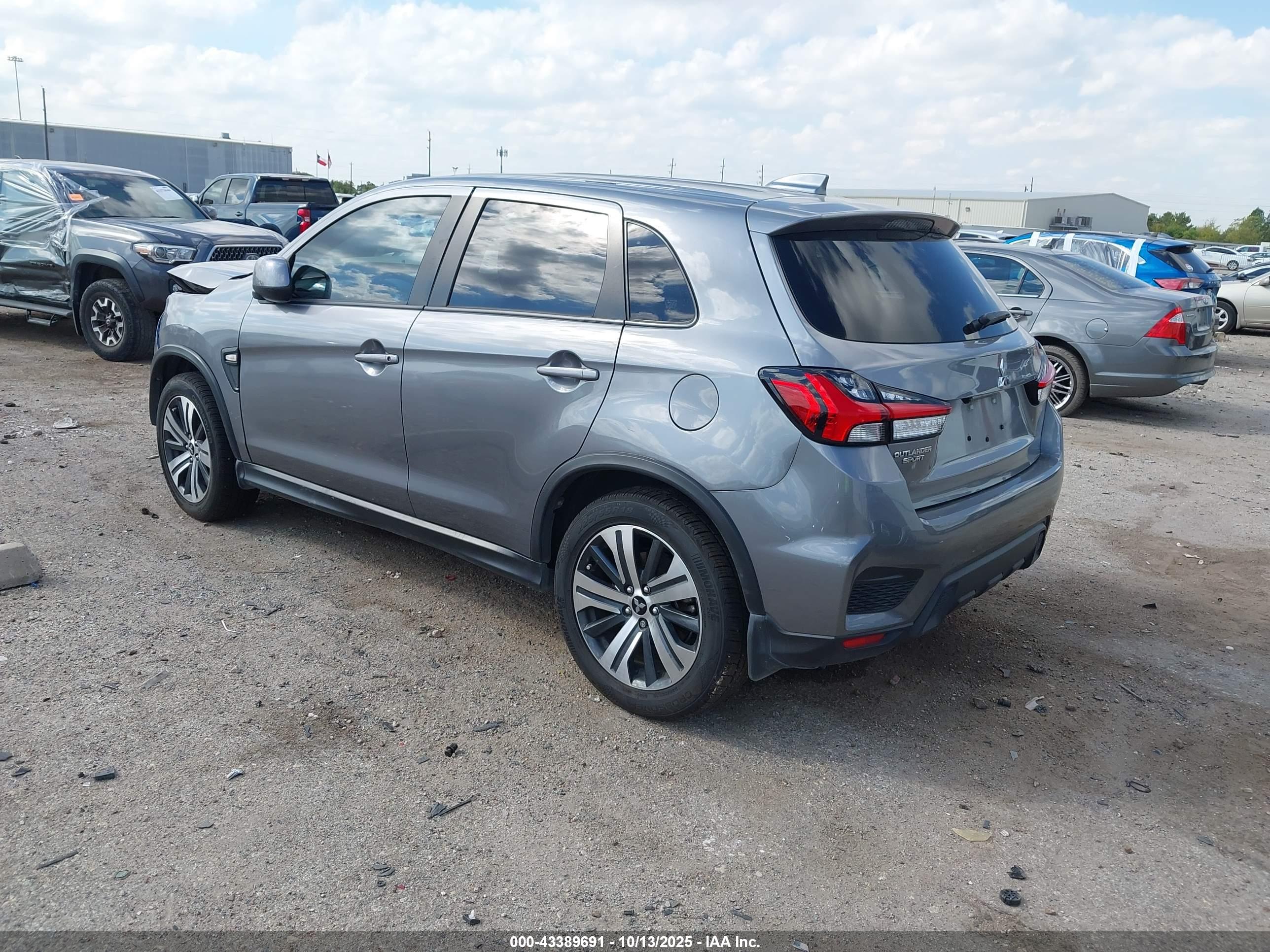 MITSUBISHI OUTLANDER image 3
