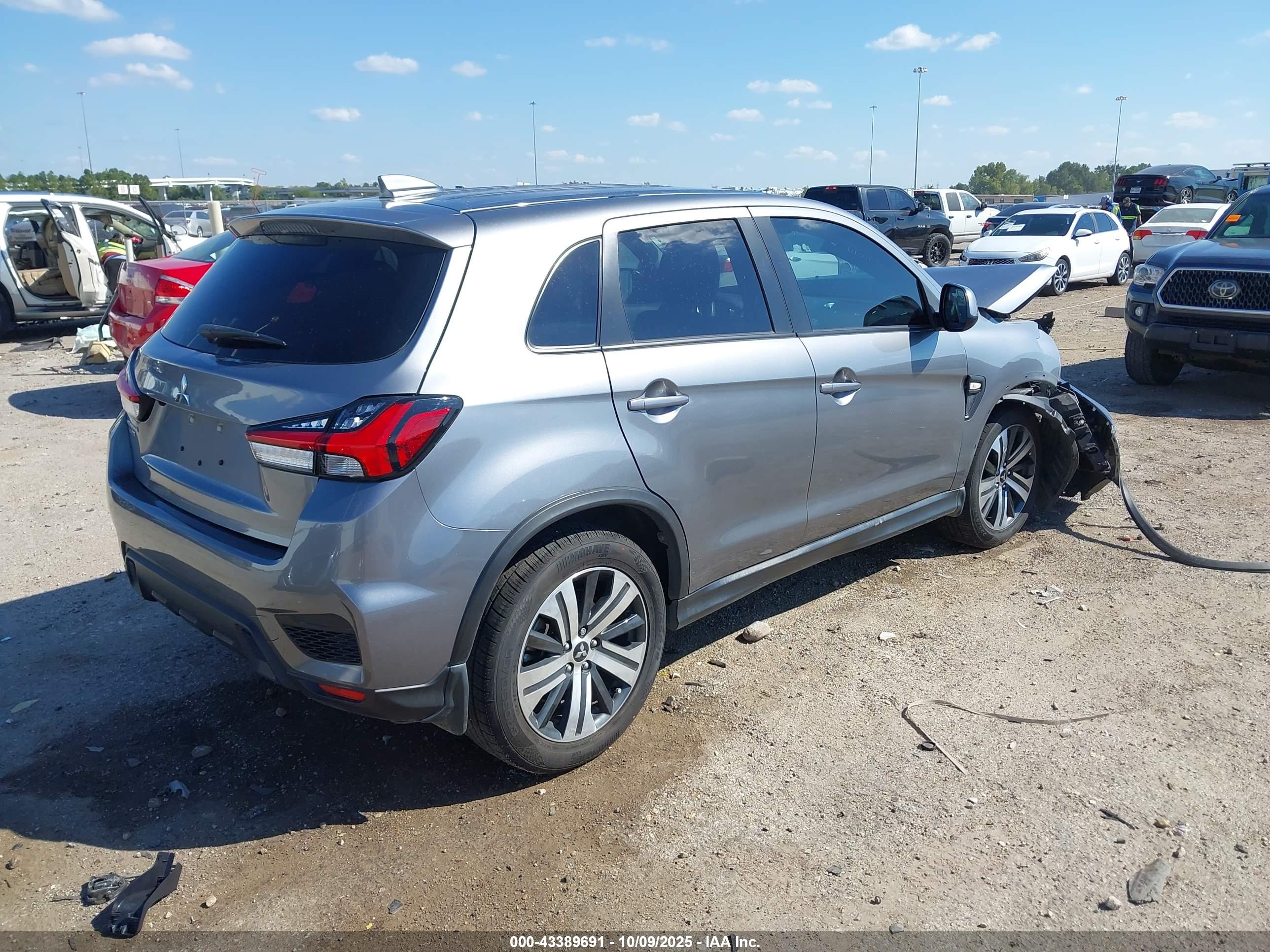 MITSUBISHI OUTLANDER image 4