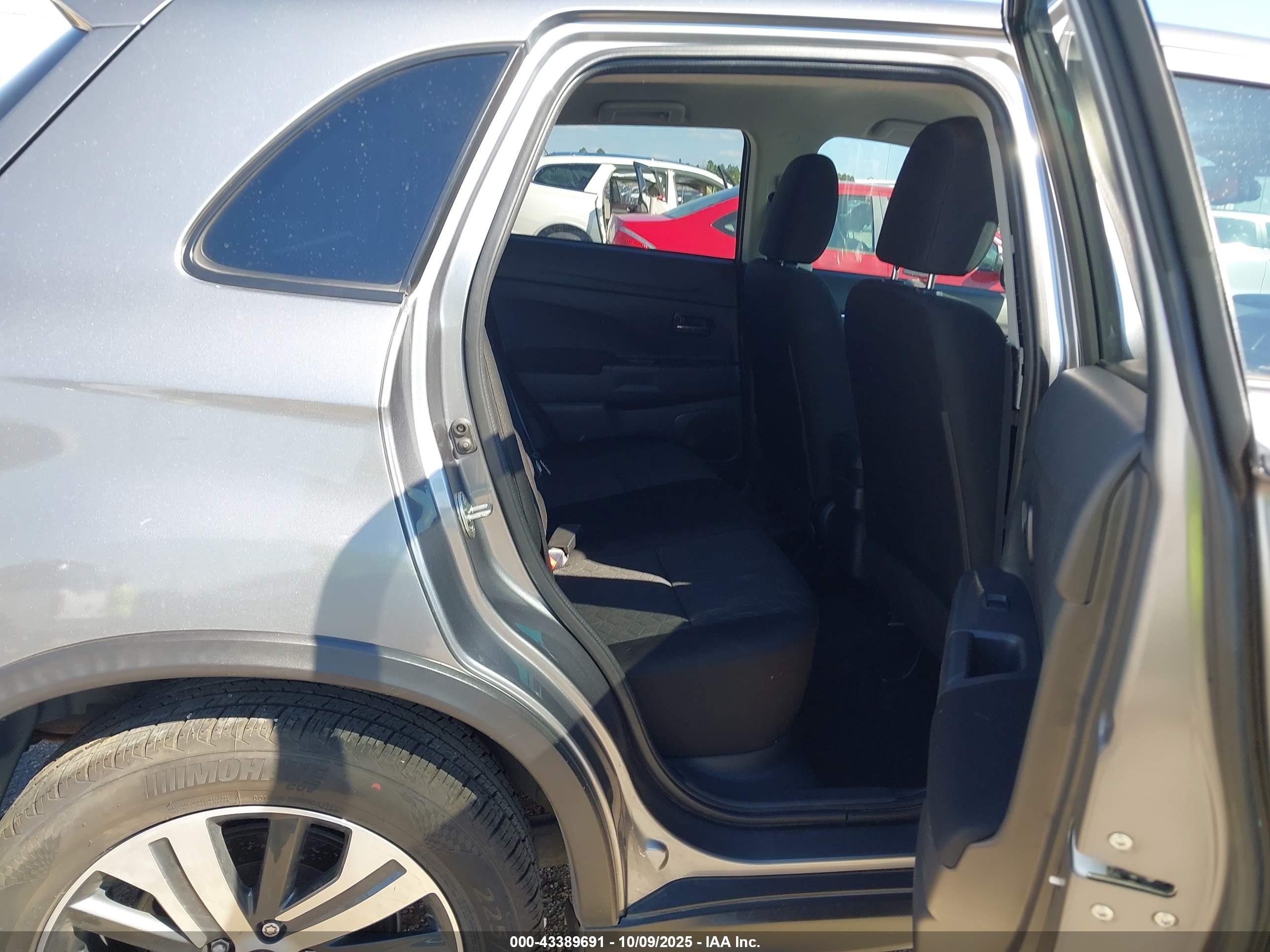 MITSUBISHI OUTLANDER image 8