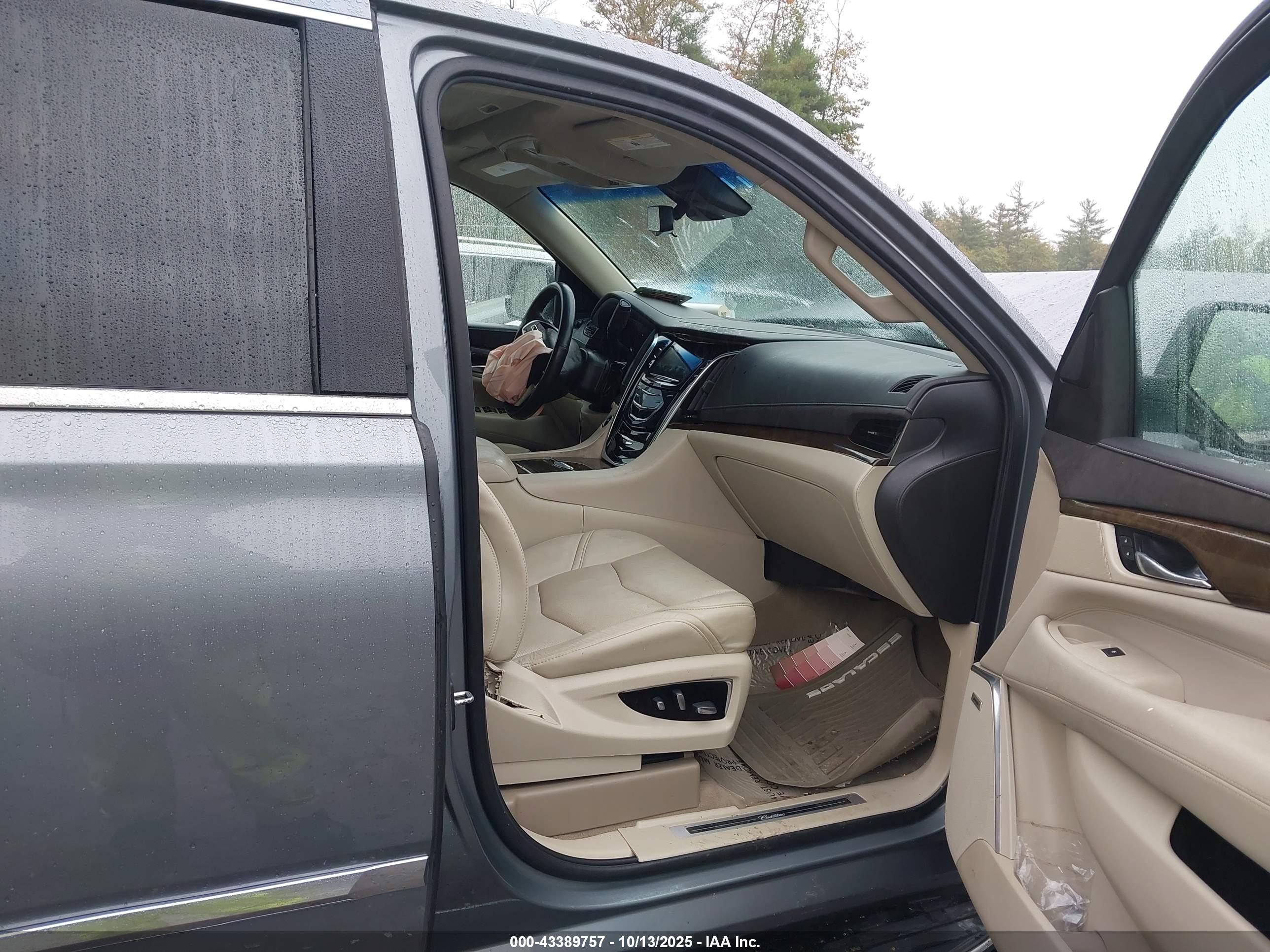 CADILLAC ESCALADE image 5