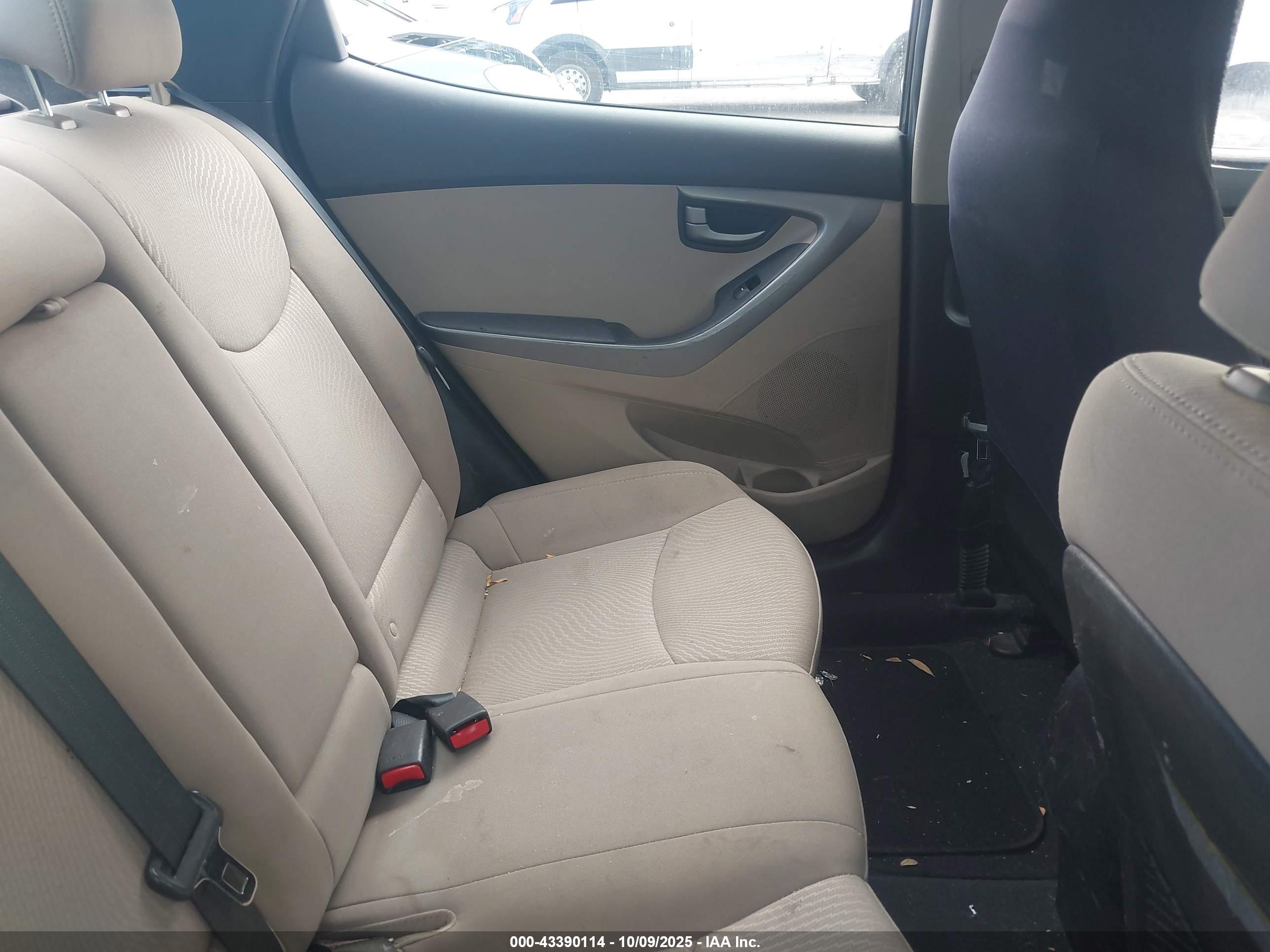 HYUNDAI ELANTRA image 8