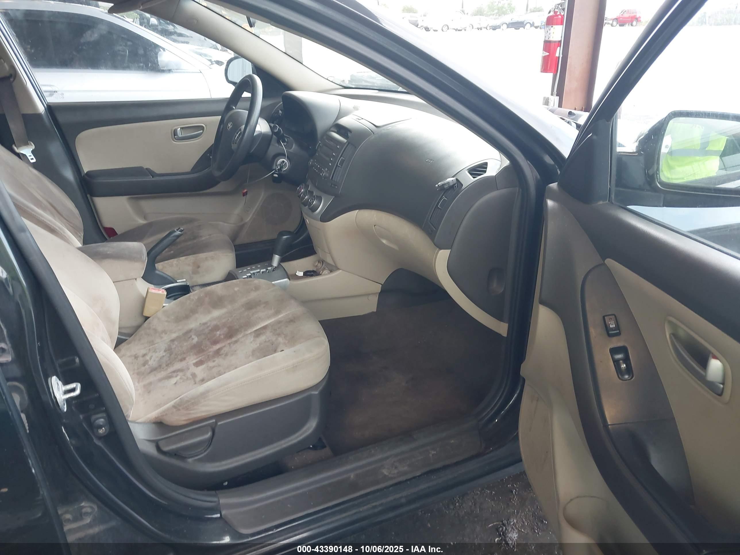 HYUNDAI ELANTRA image 5