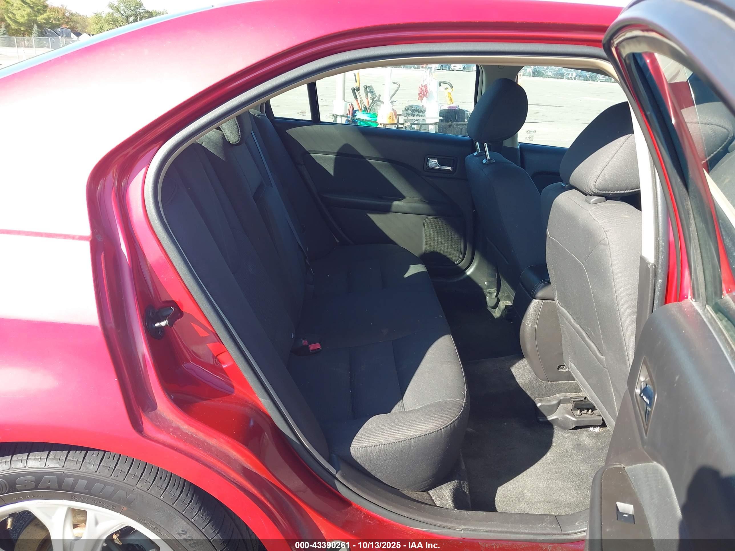 FORD FUSION image 8
