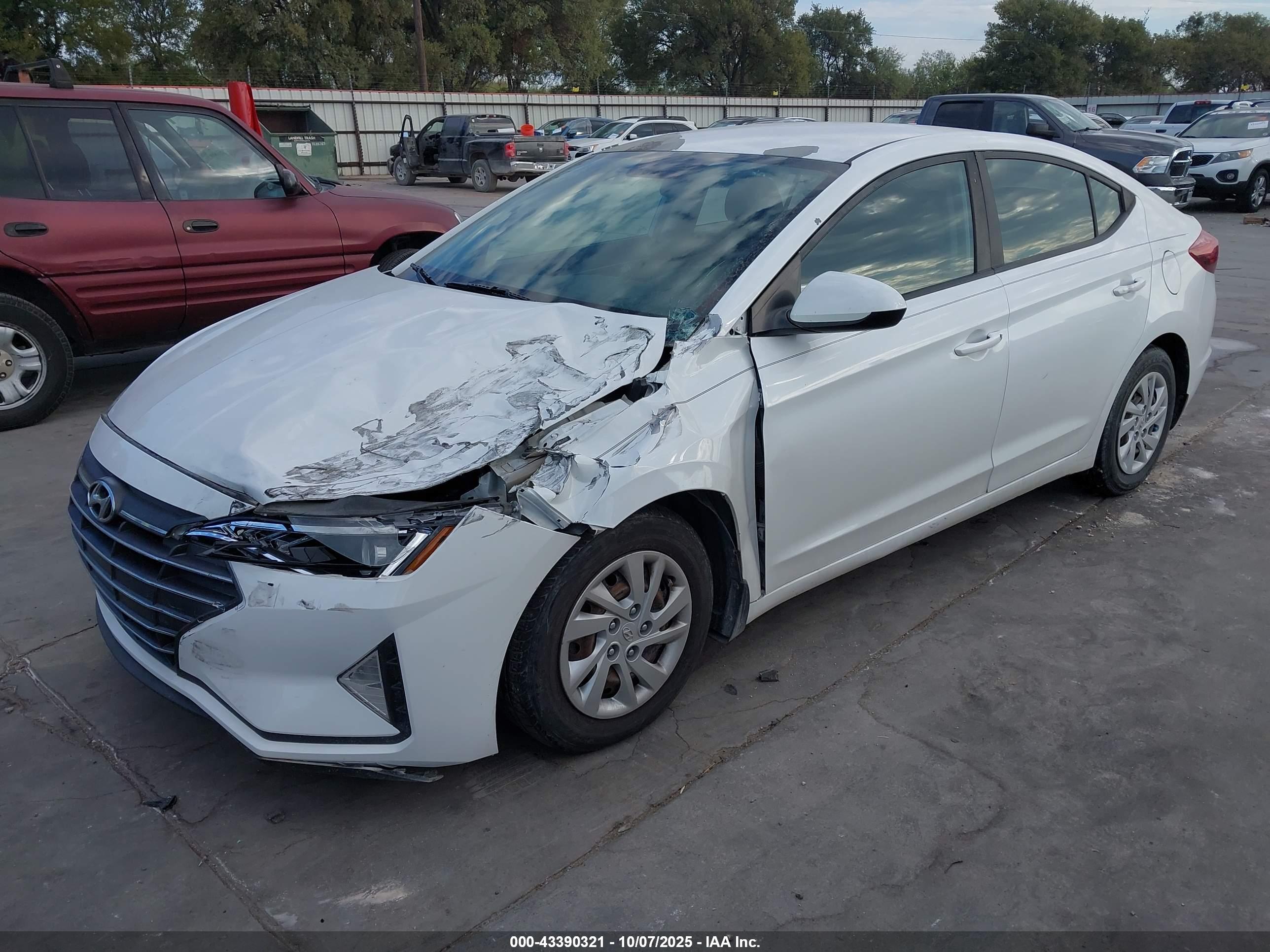 HYUNDAI ELANTRA image 2