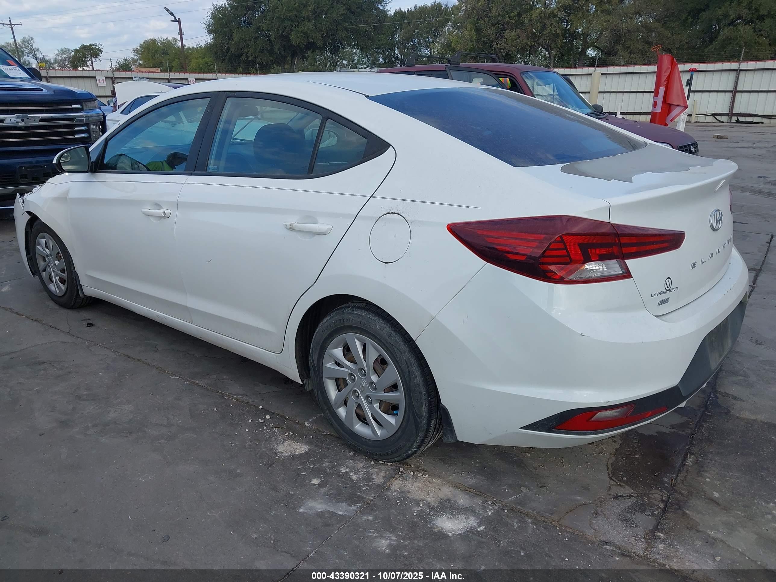 HYUNDAI ELANTRA image 3