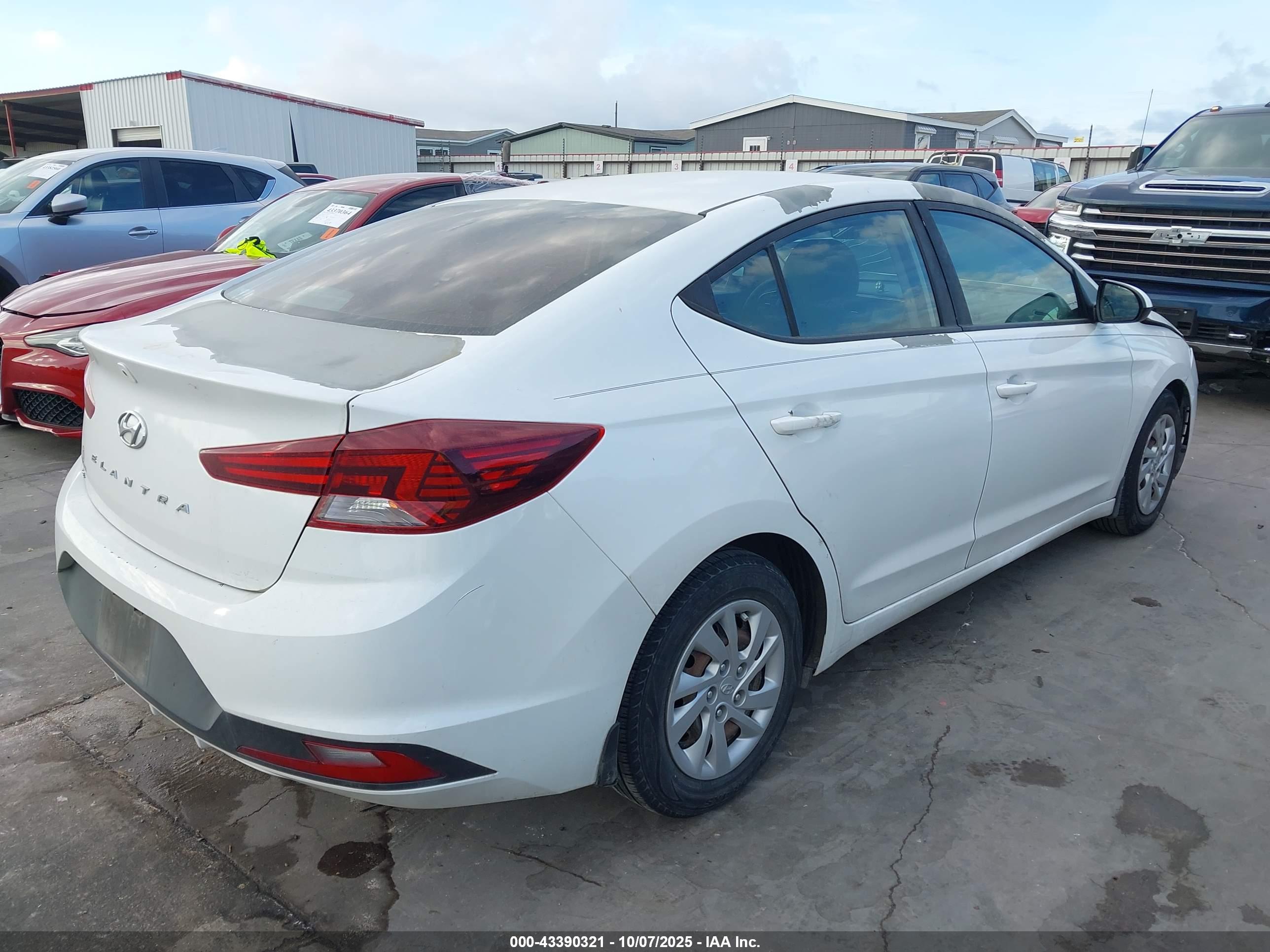 HYUNDAI ELANTRA image 4