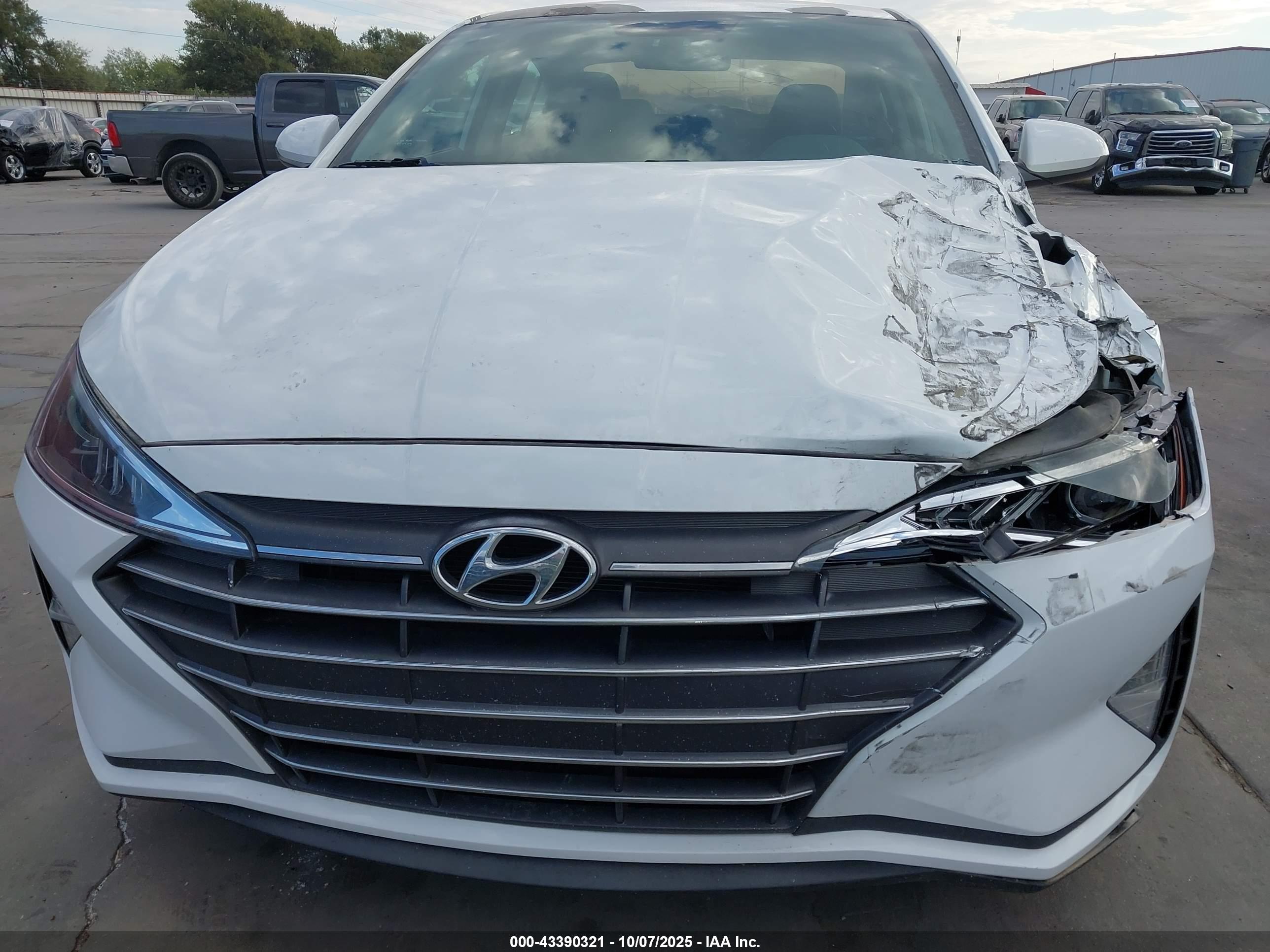 HYUNDAI ELANTRA image 6