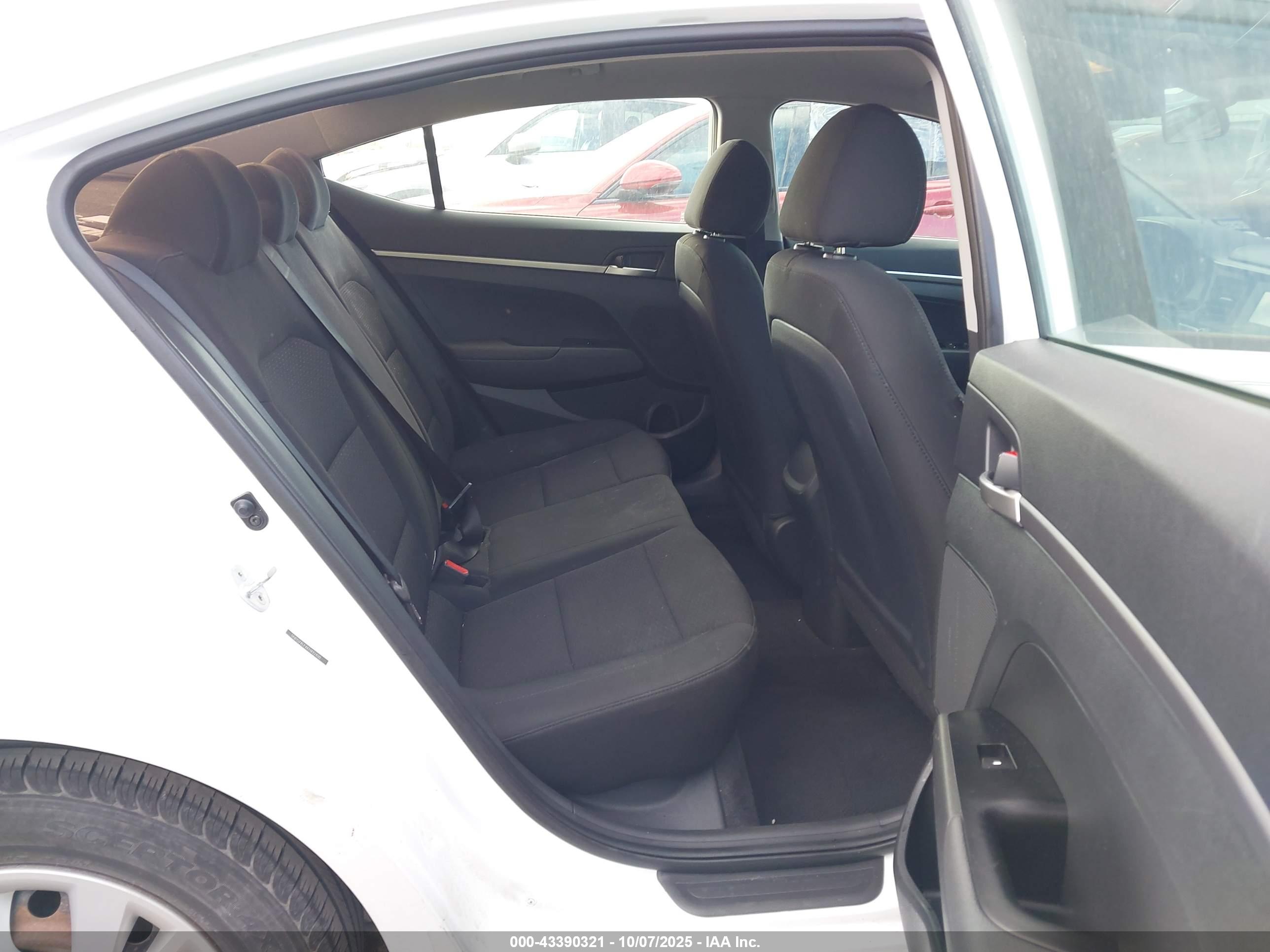 HYUNDAI ELANTRA image 8