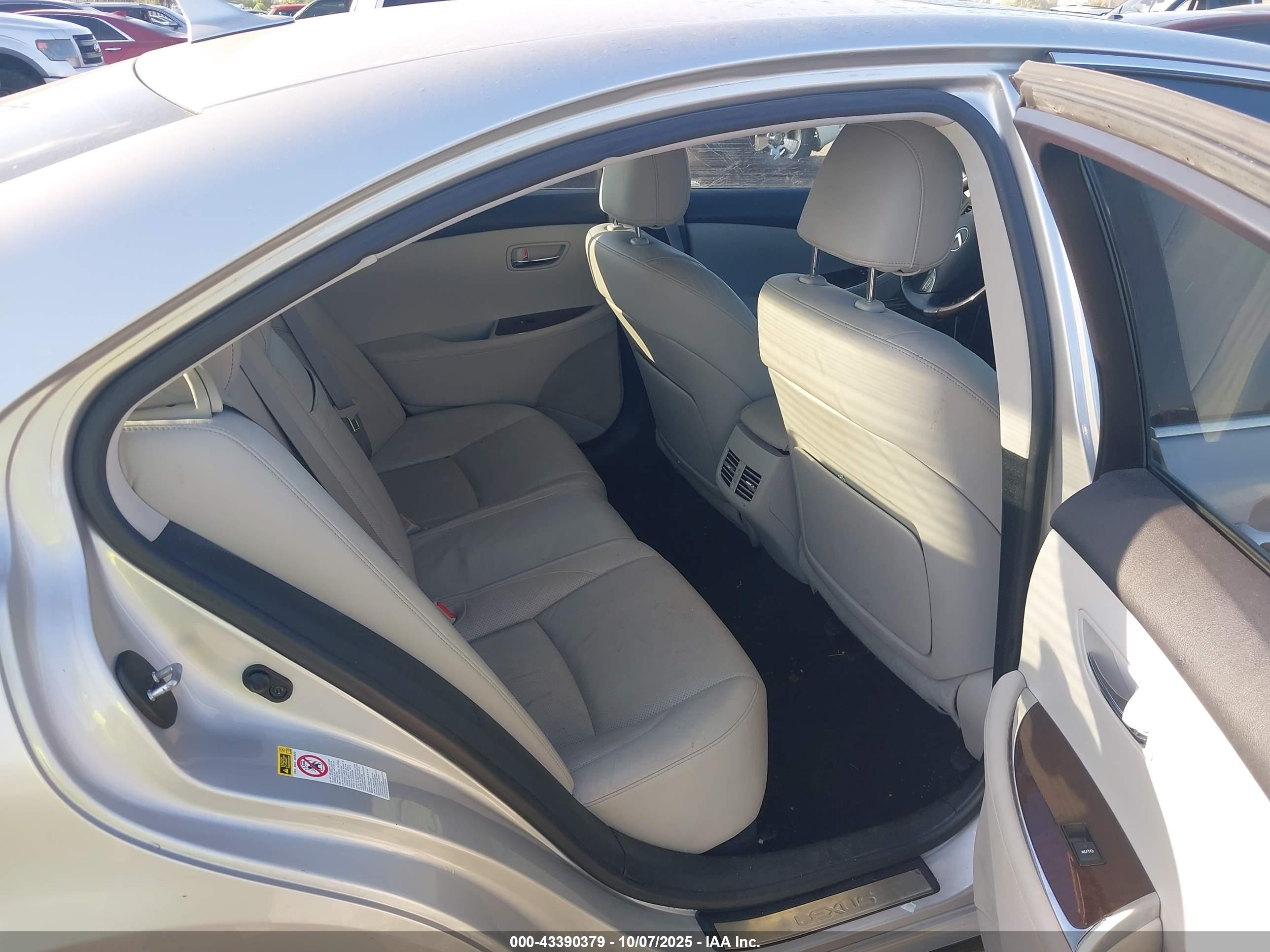 LEXUS ES image 8