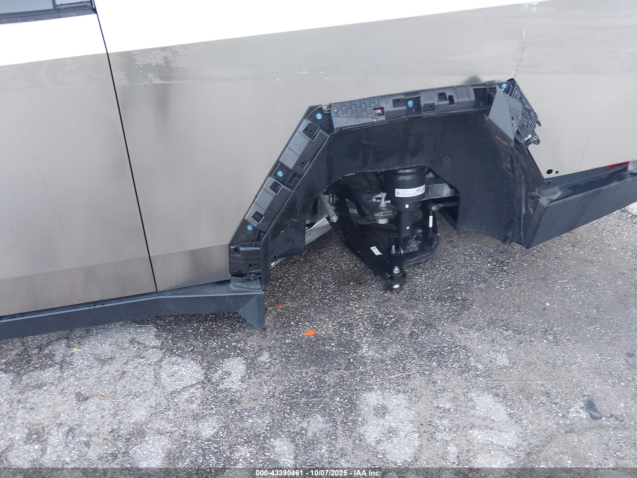 TESLA CYBERTRUCK image 6