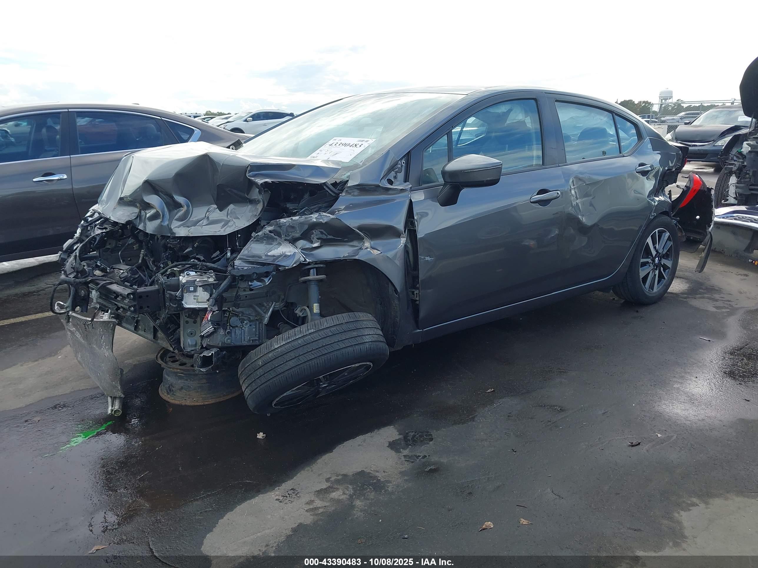 NISSAN VERSA image 2