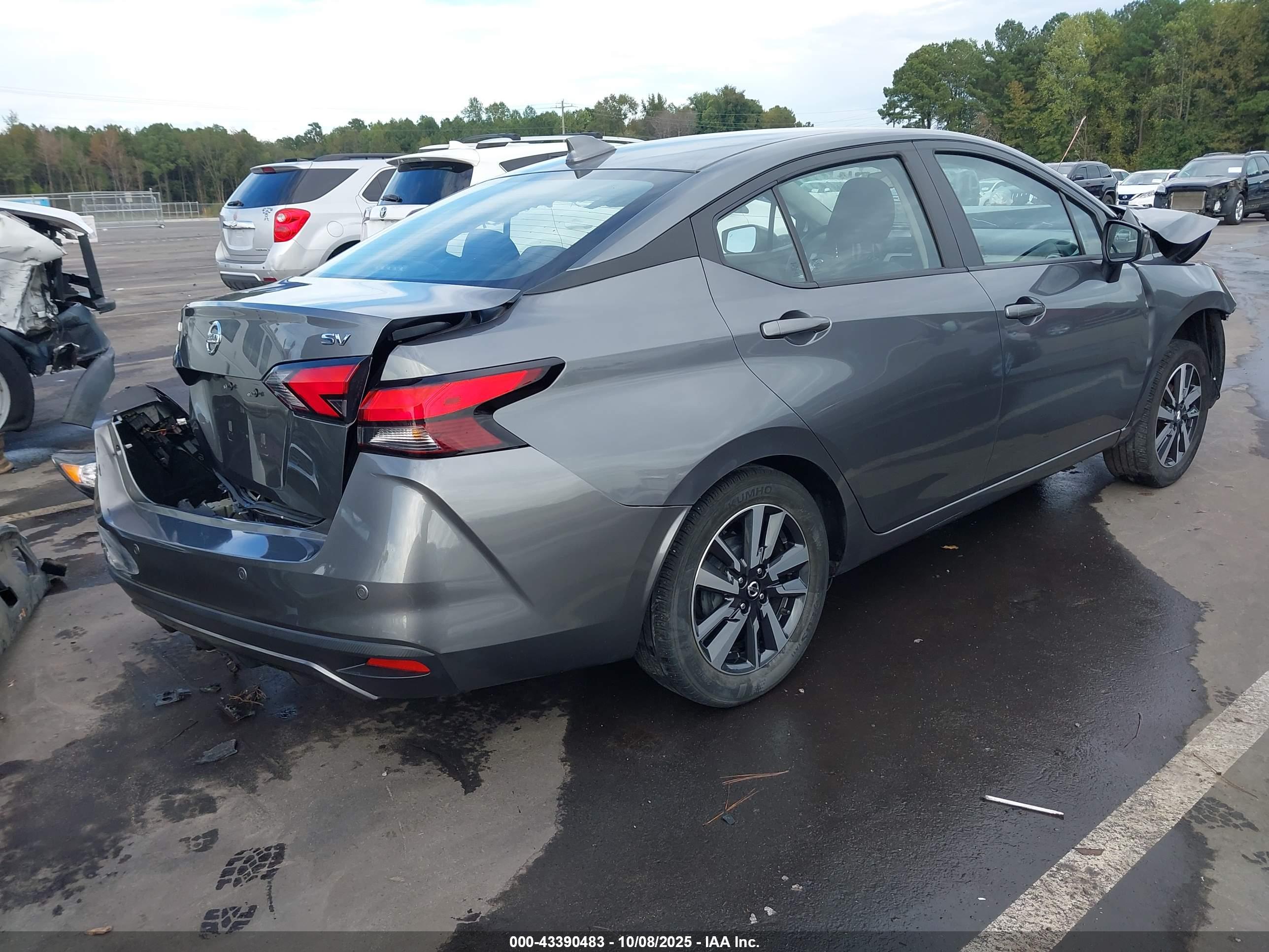 NISSAN VERSA image 4
