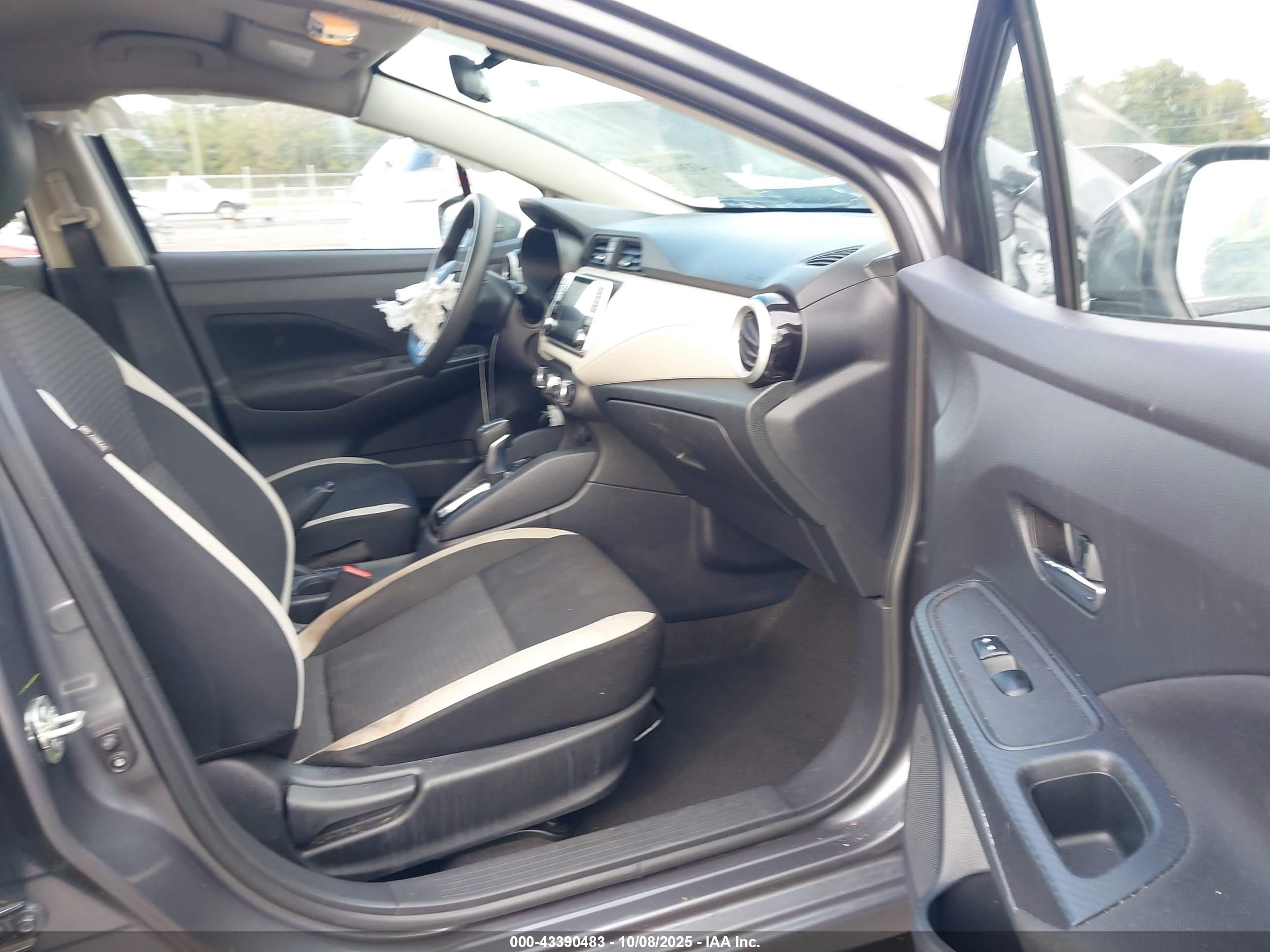 NISSAN VERSA image 5