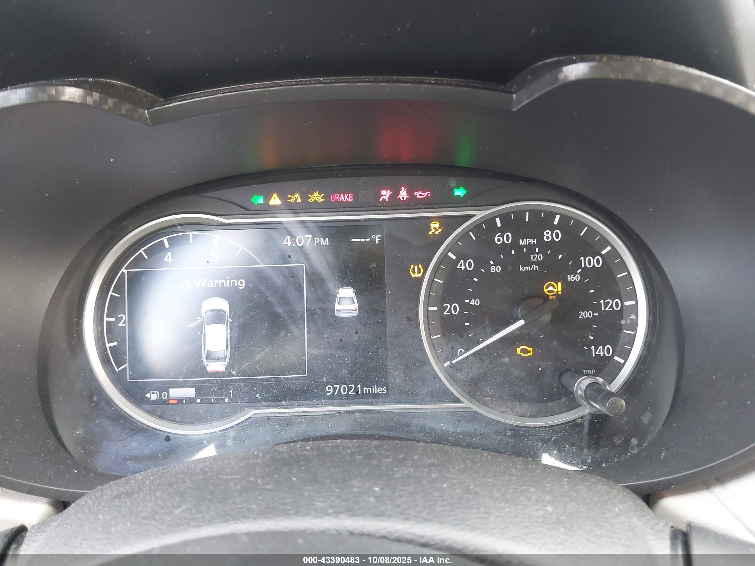 NISSAN VERSA image 7