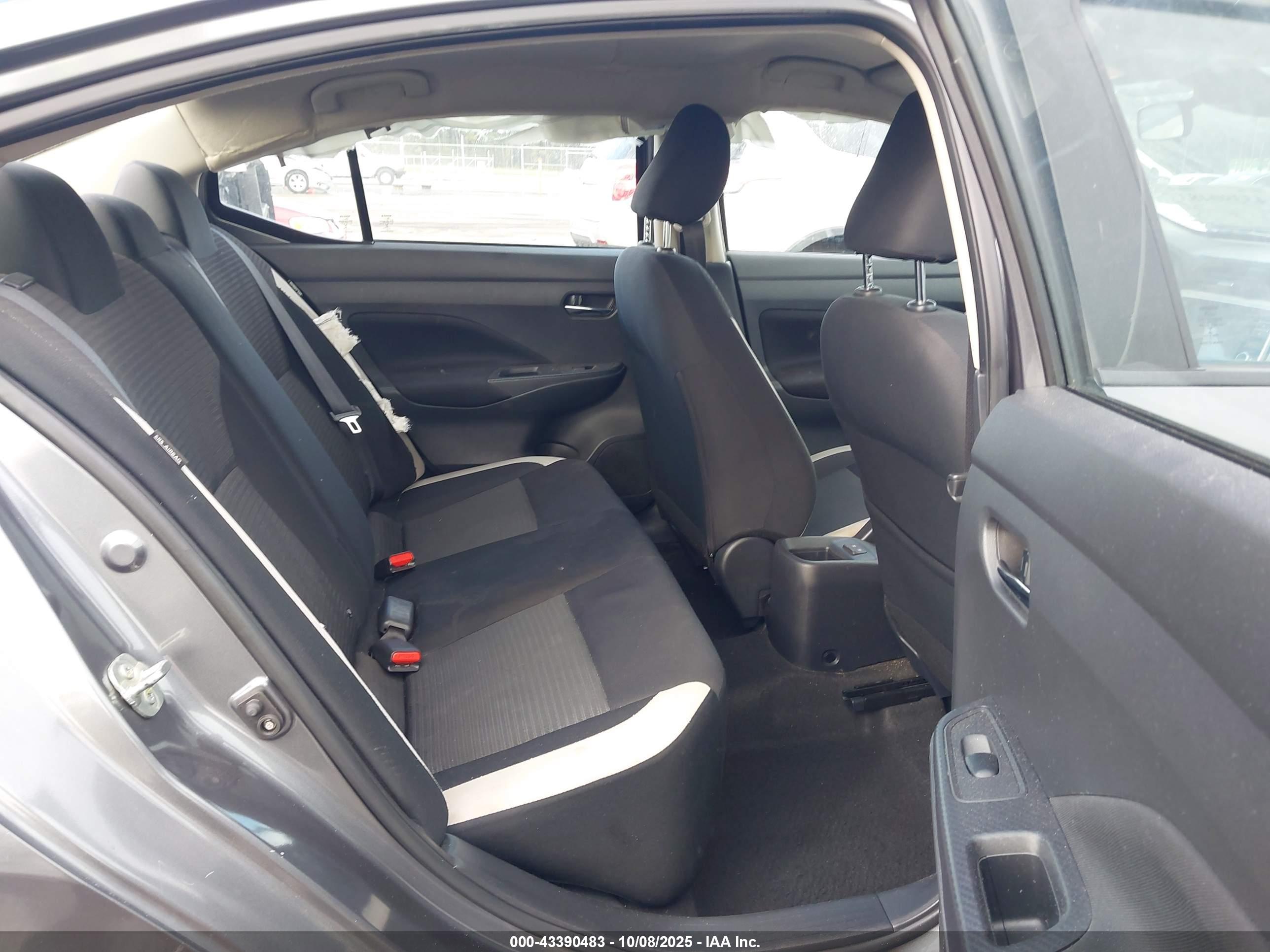 NISSAN VERSA image 8