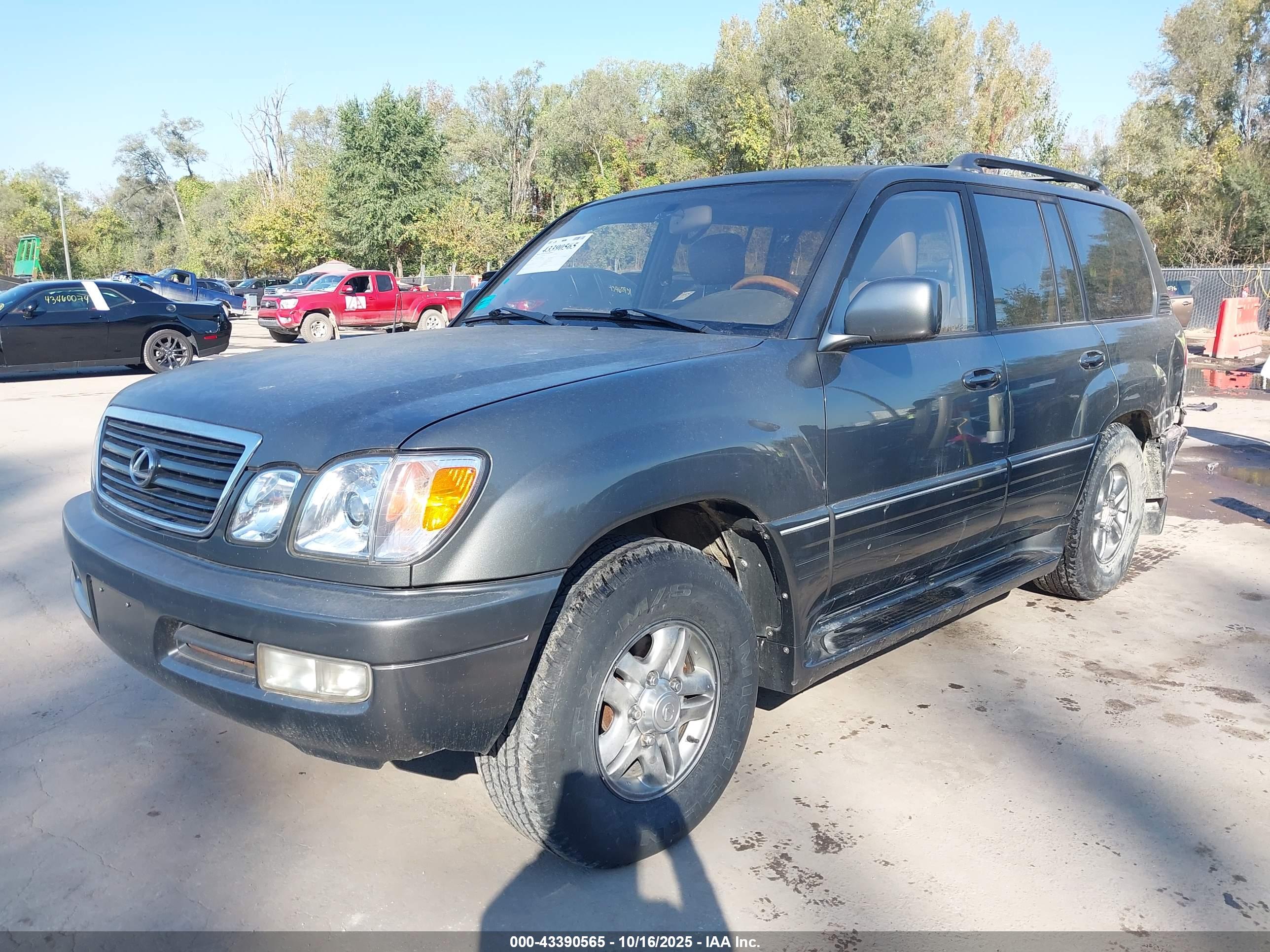 LEXUS LX image 2