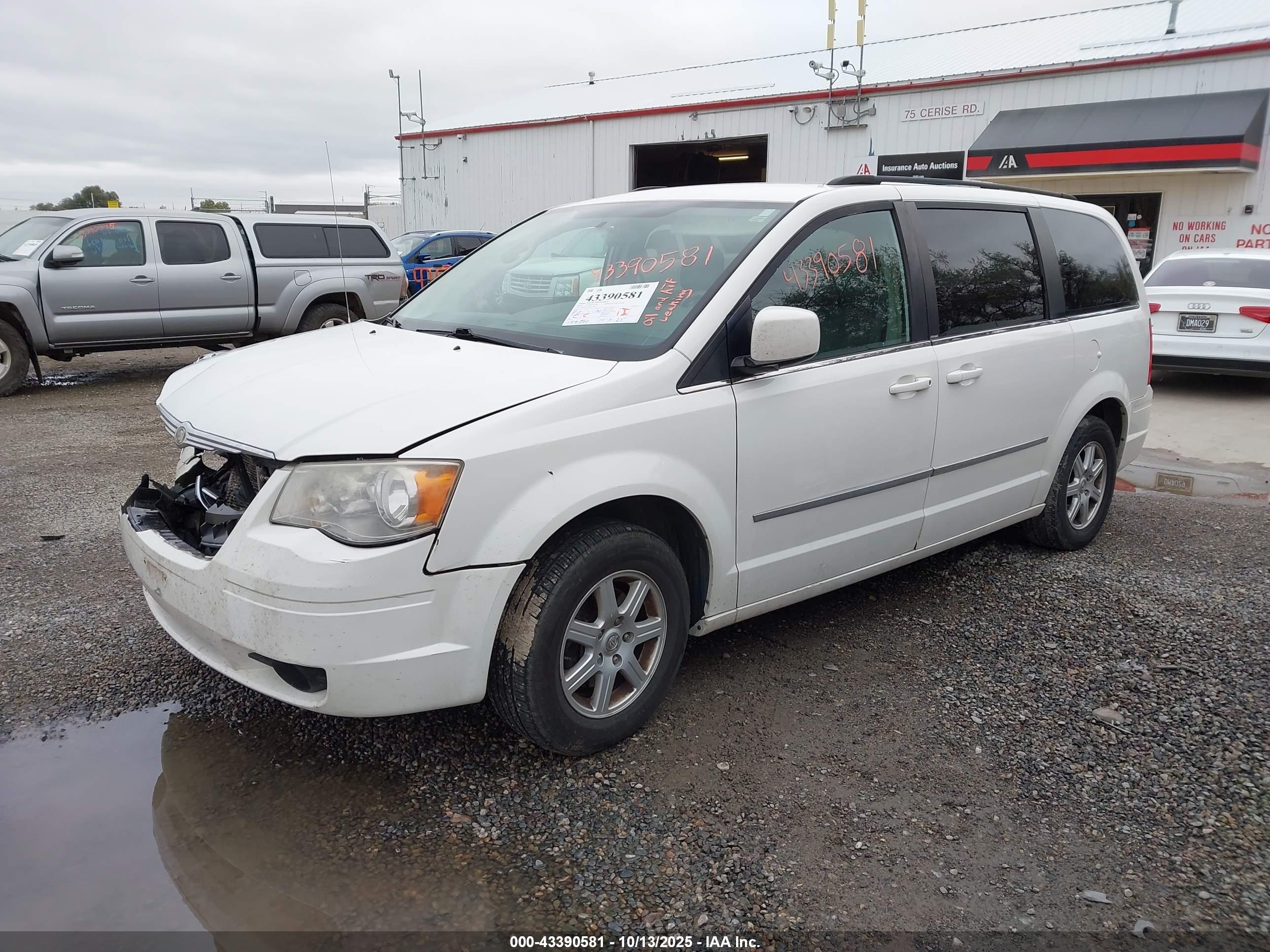 CHRYSLER TOWN image 2