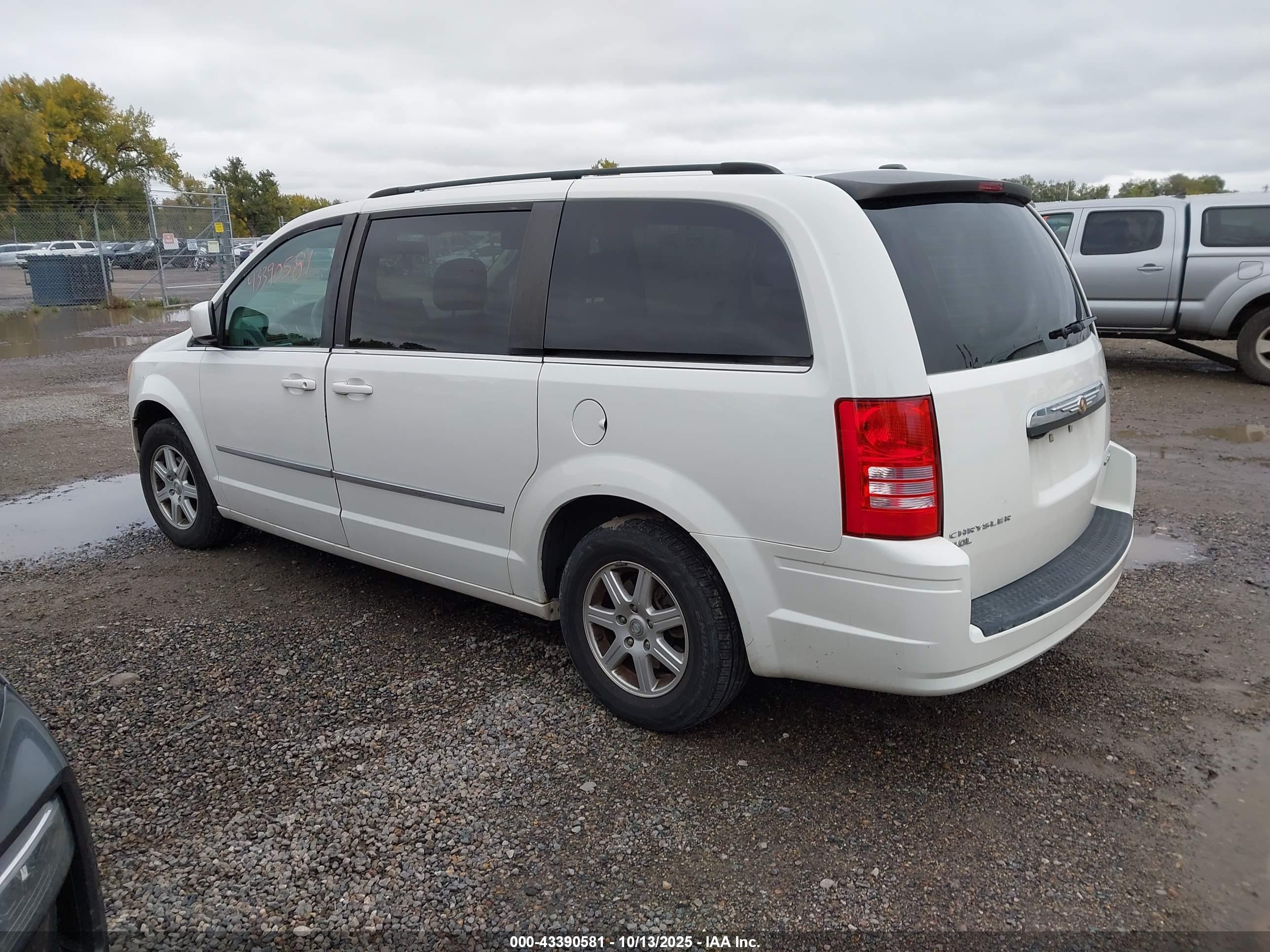 CHRYSLER TOWN image 3