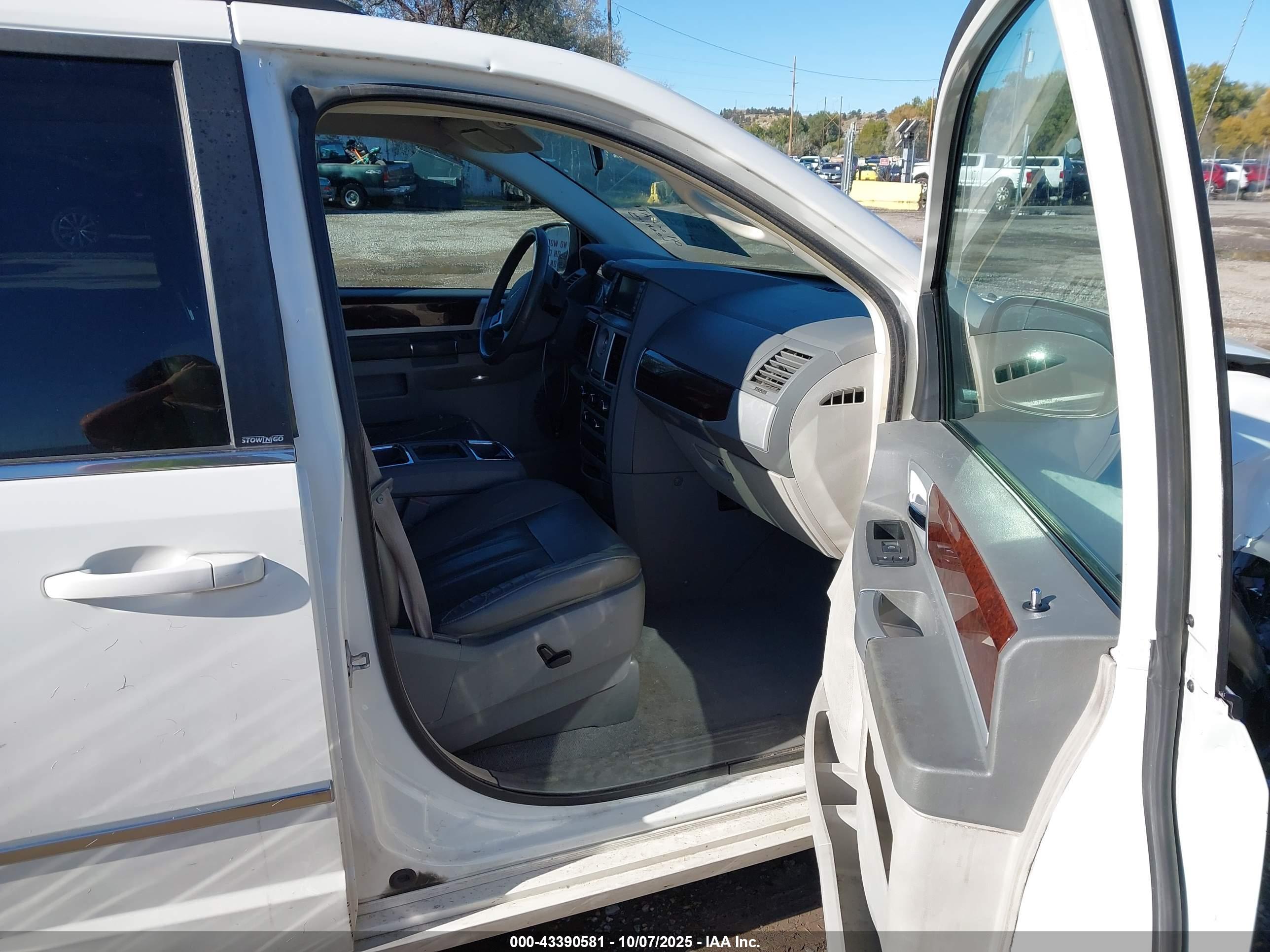CHRYSLER TOWN image 5