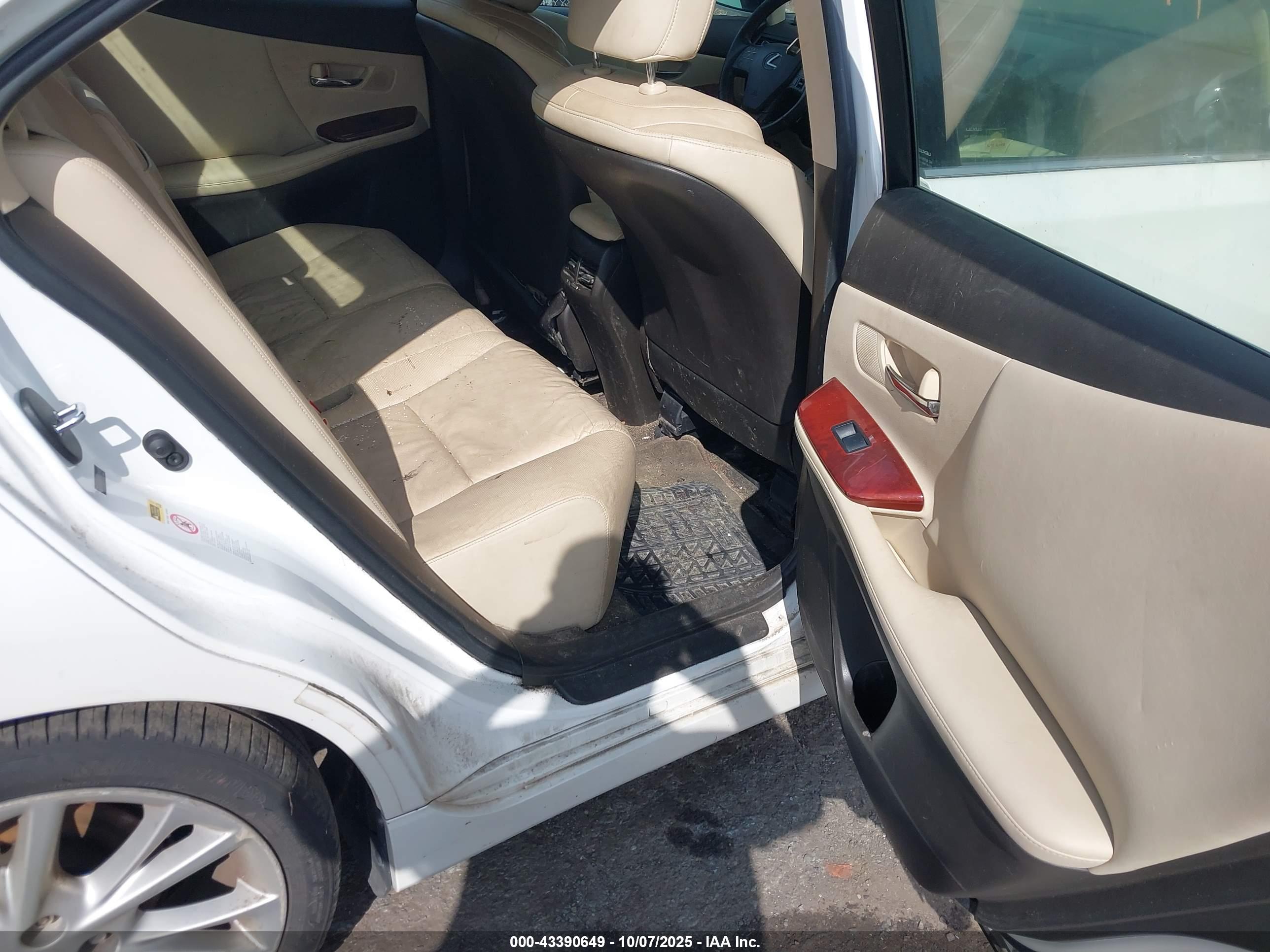 LEXUS HS image 8