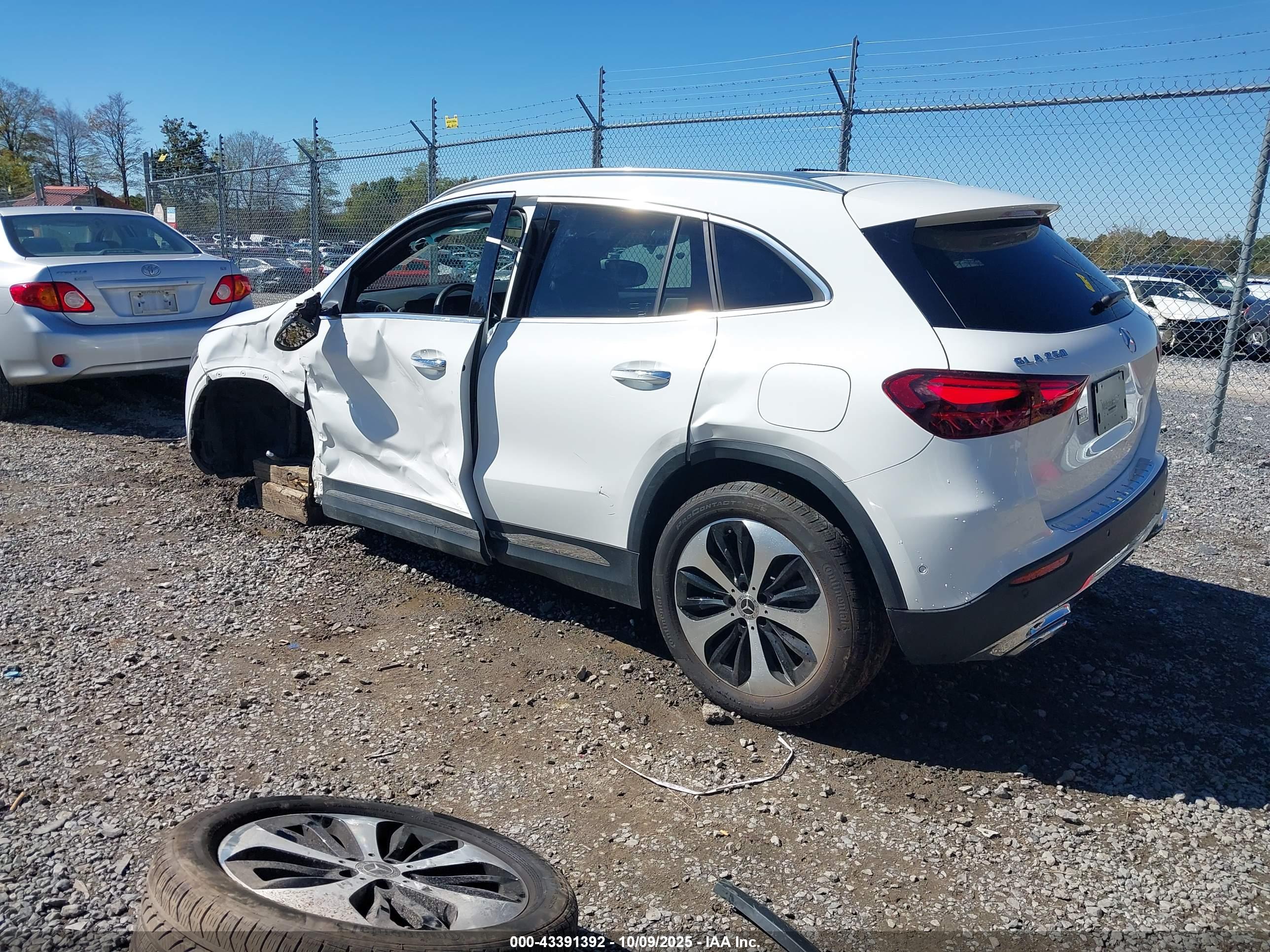 MERCEDES-BENZ GLA image 3