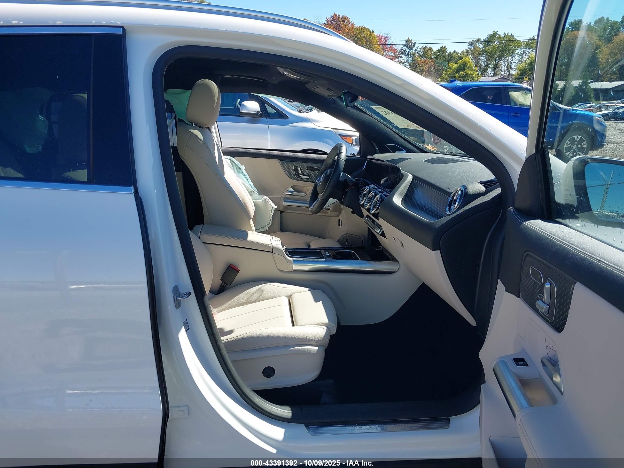 MERCEDES-BENZ GLA image 5
