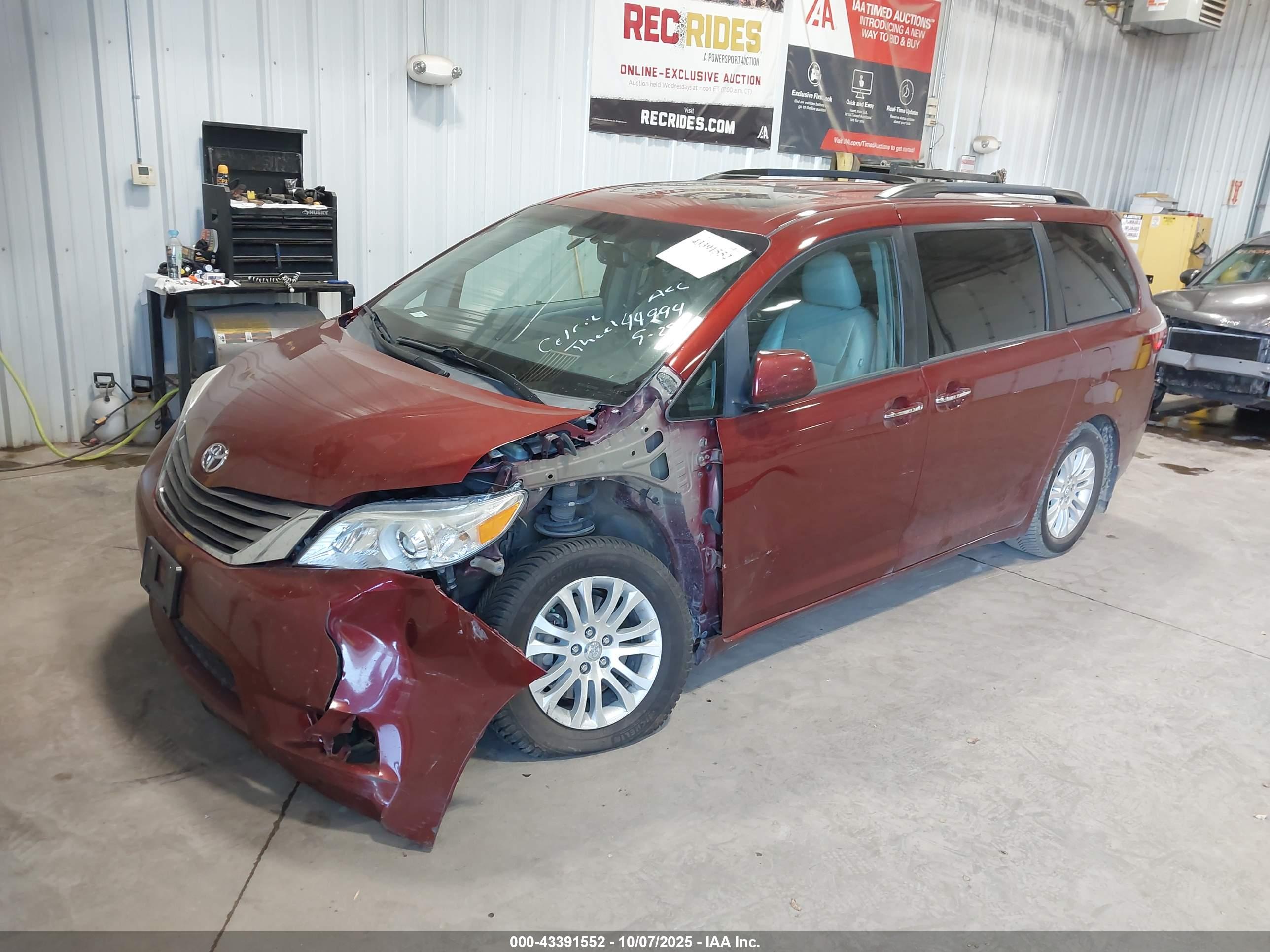 TOYOTA SIENNA image 2