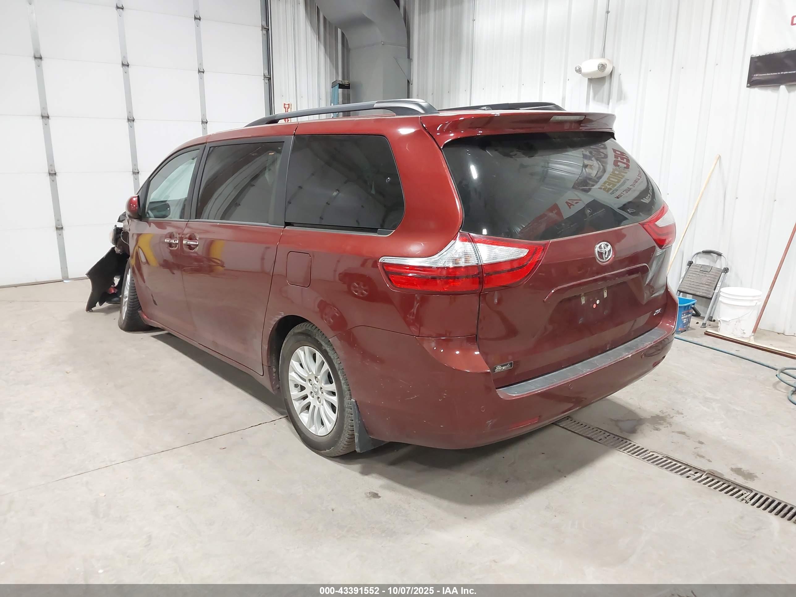TOYOTA SIENNA image 3
