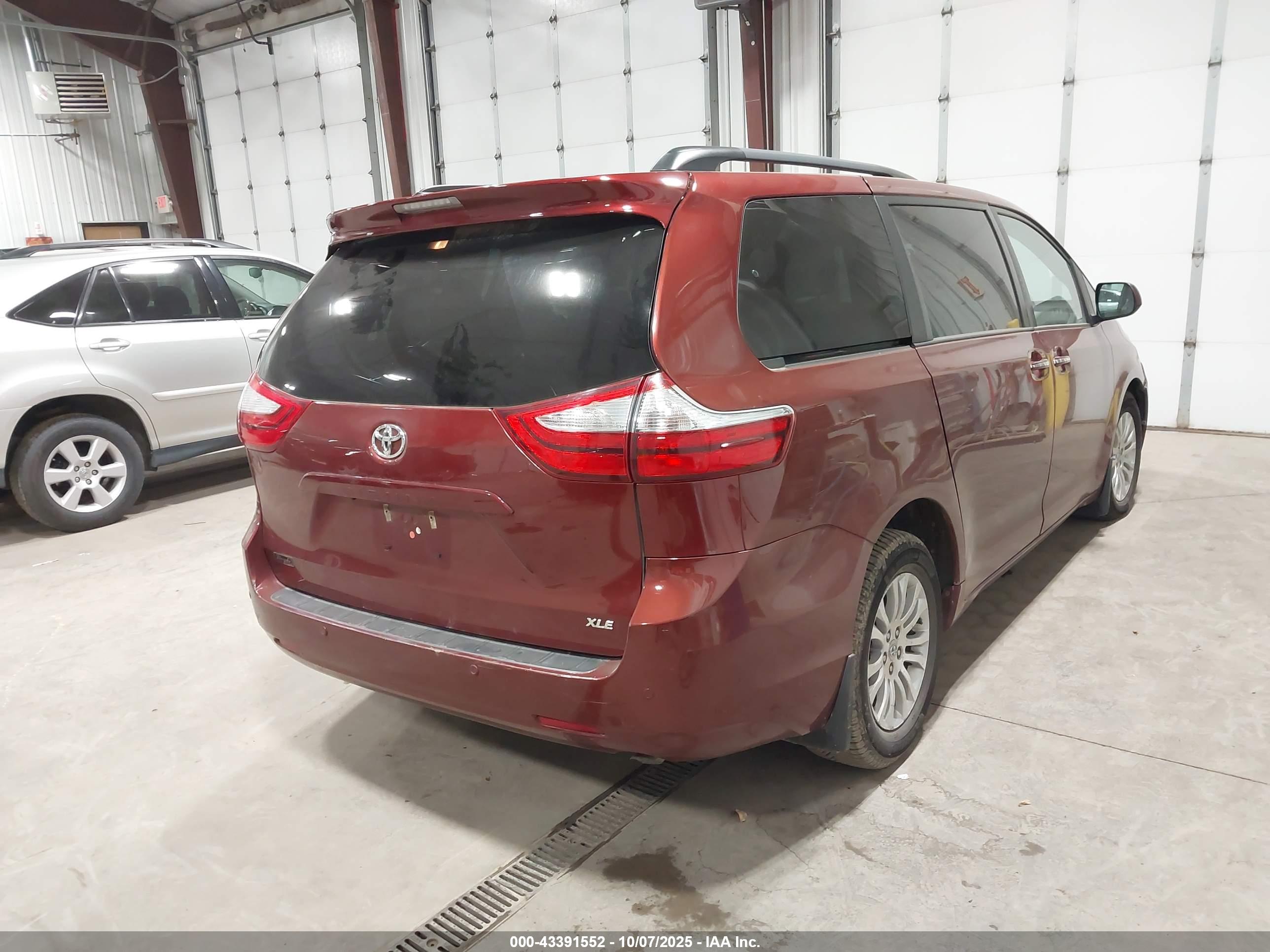 TOYOTA SIENNA image 4