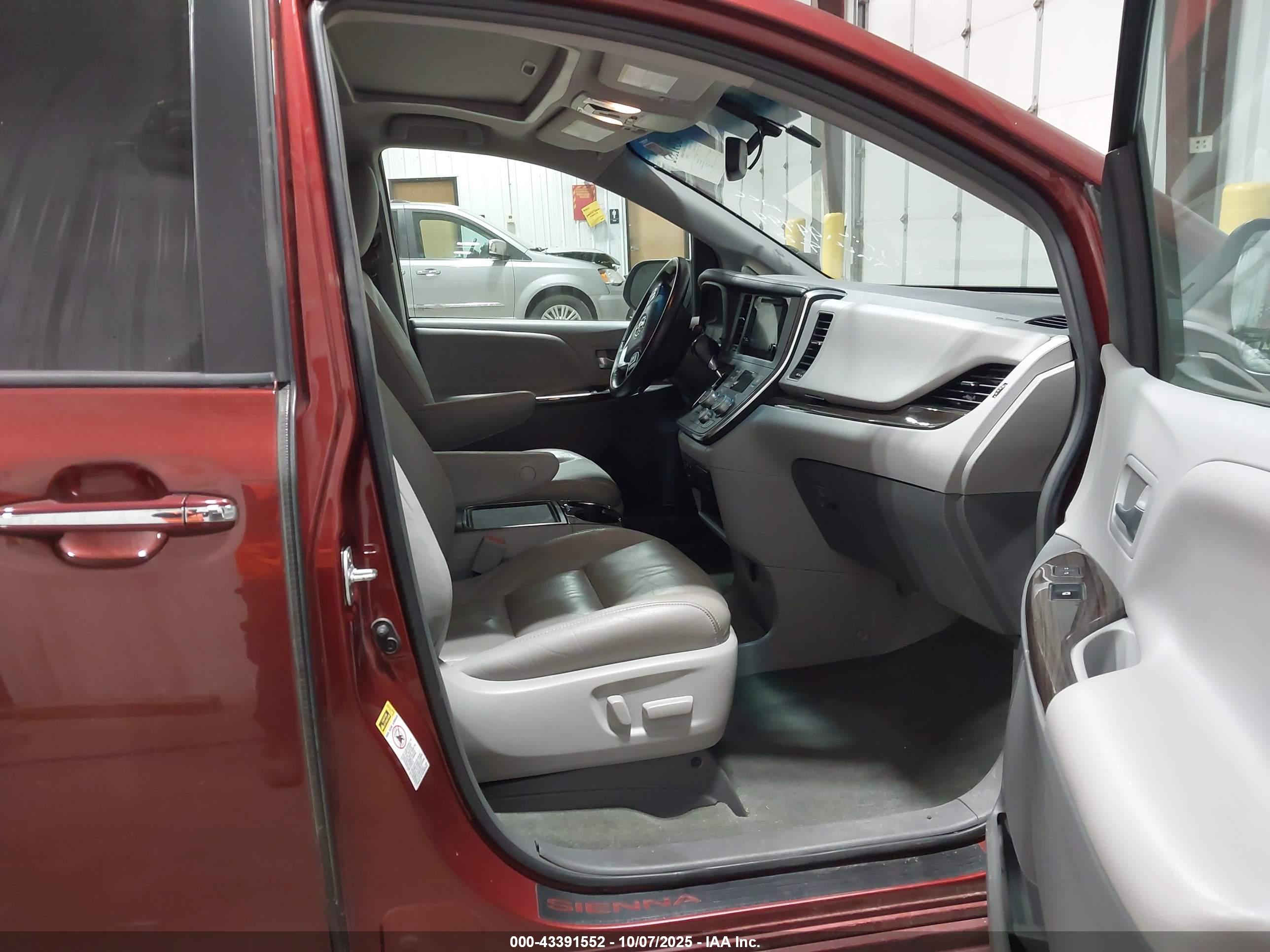 TOYOTA SIENNA image 5
