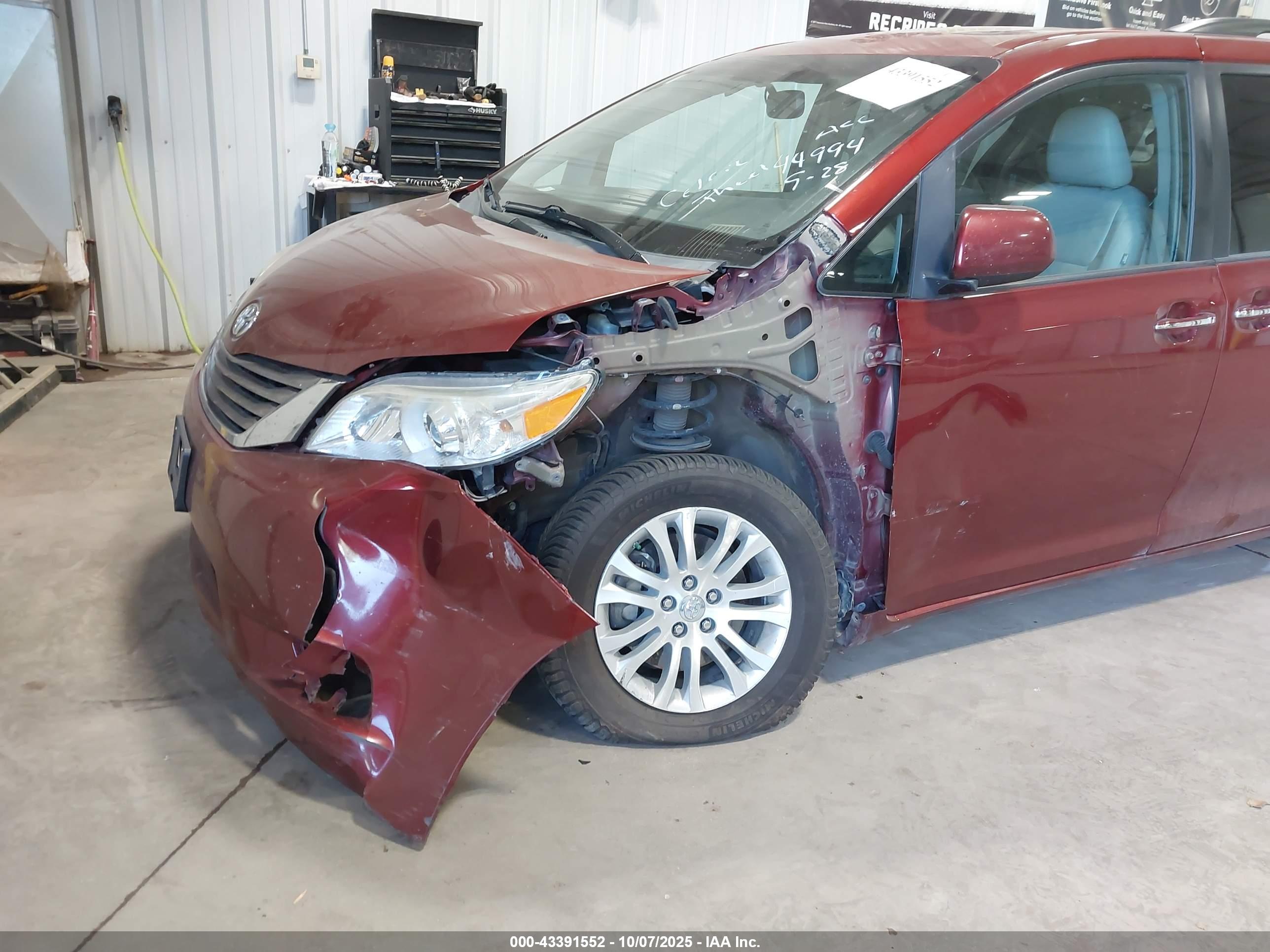 TOYOTA SIENNA image 6