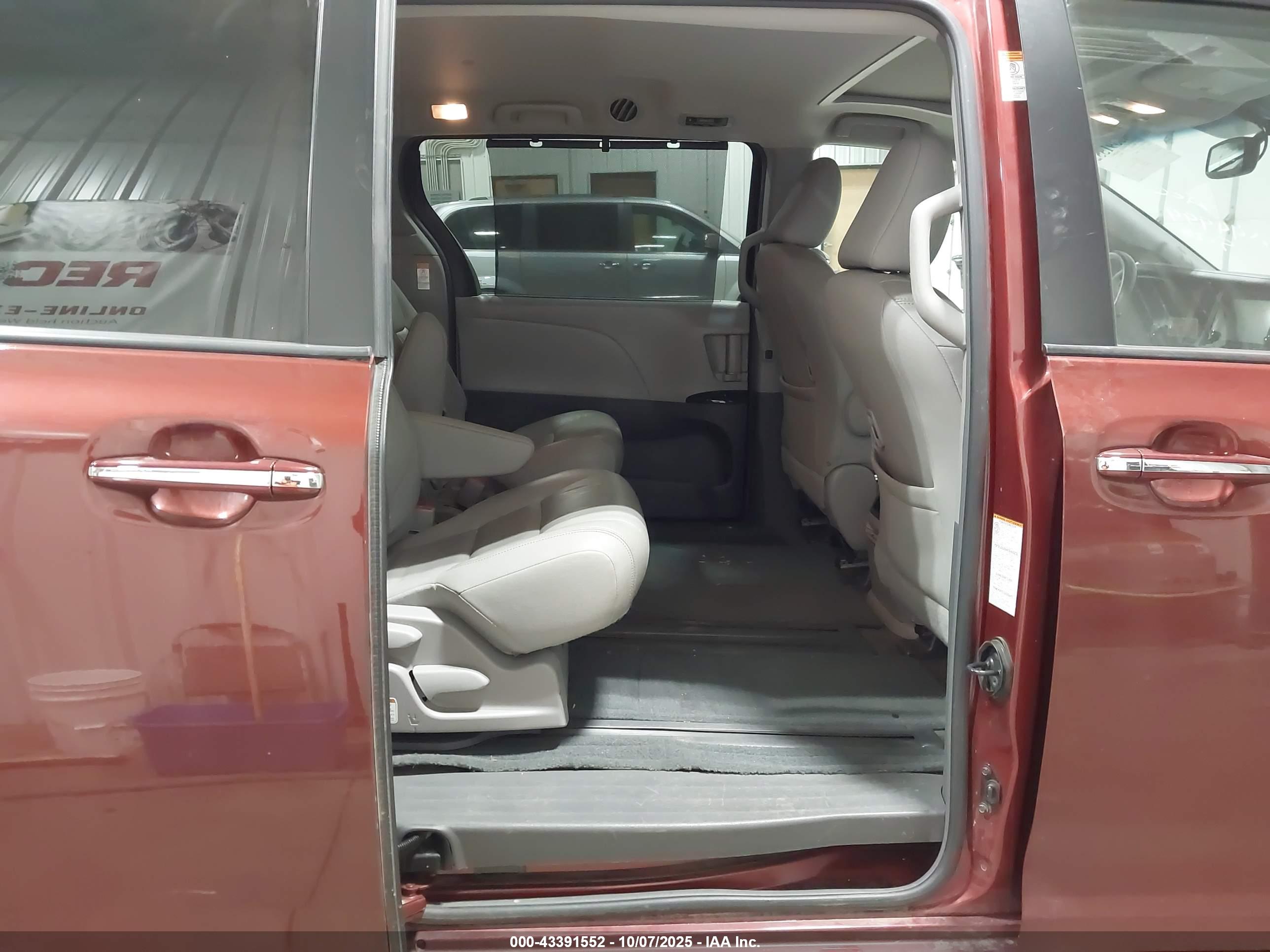 TOYOTA SIENNA image 8