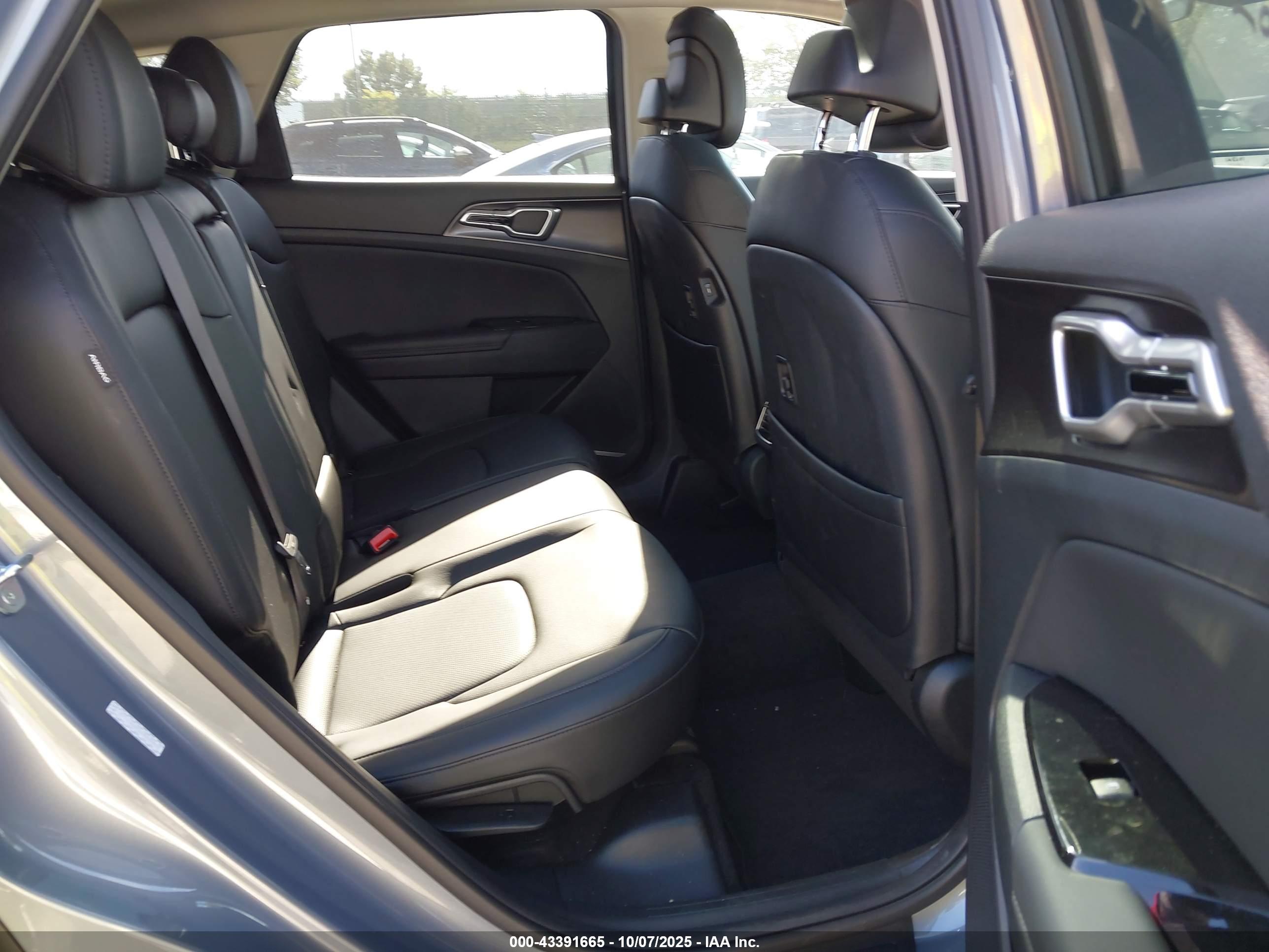 KIA SPORTAGE image 8