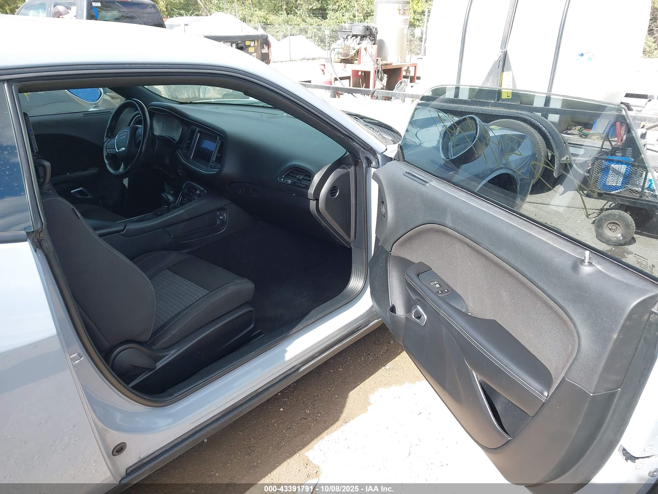 DODGE CHALLENGER image 5