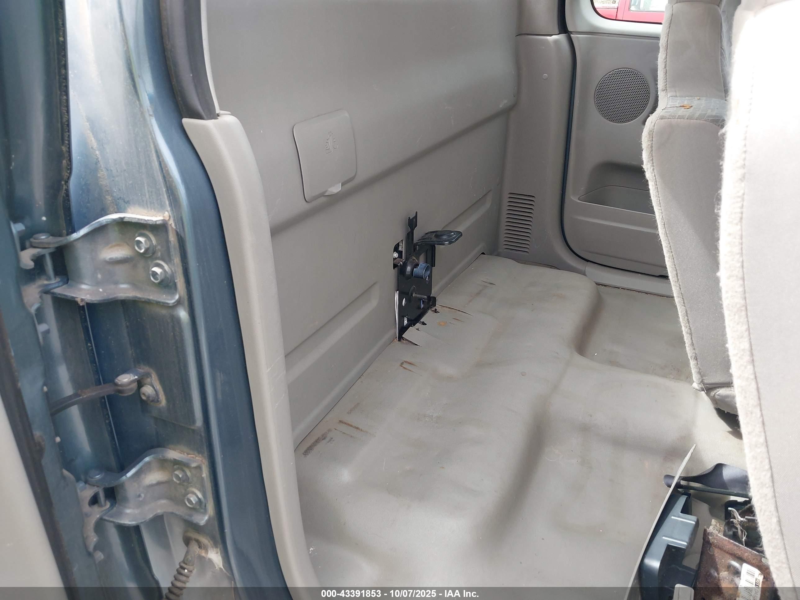 CHEVROLET COLORADO image 8
