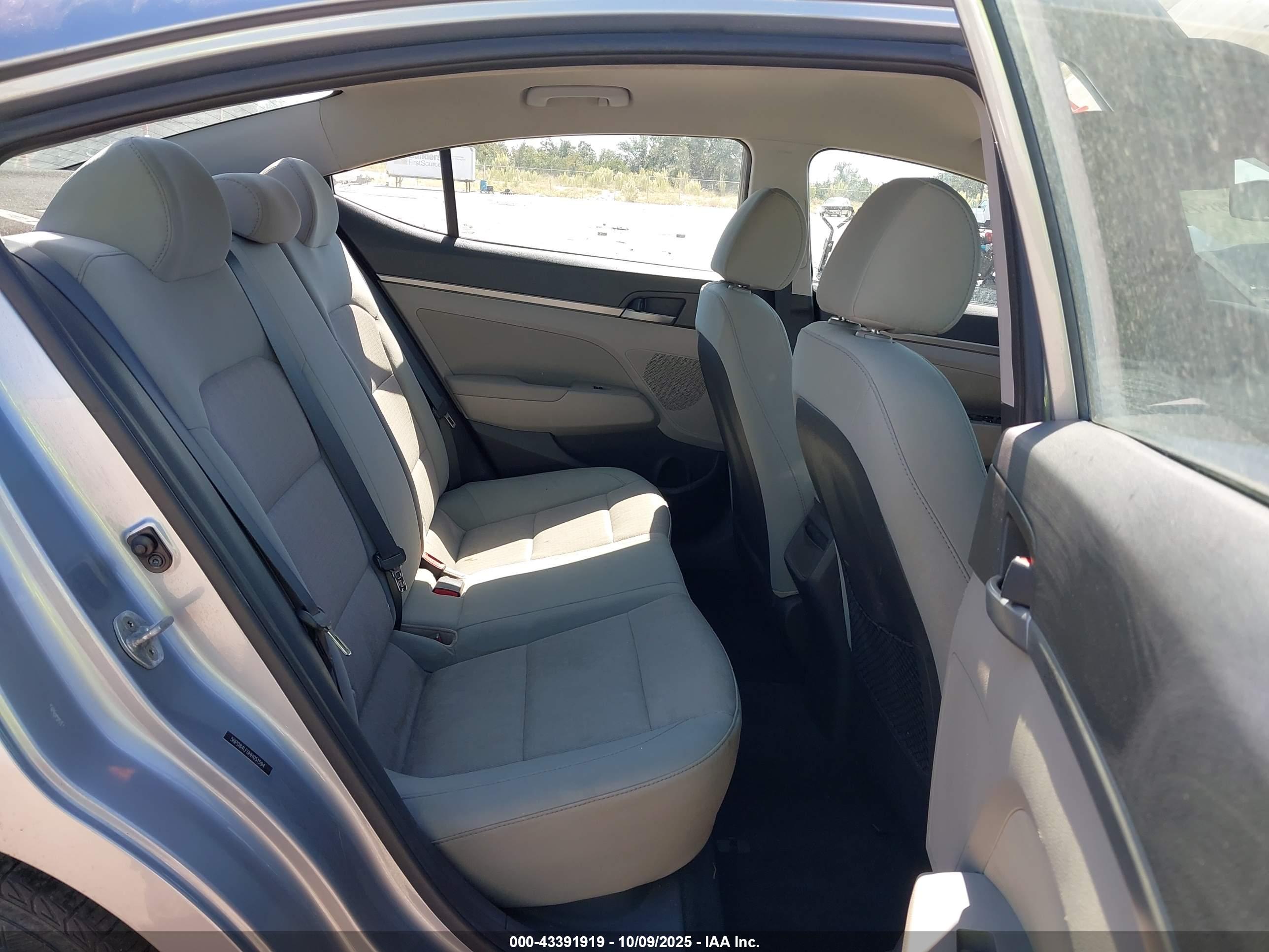 HYUNDAI ELANTRA image 8