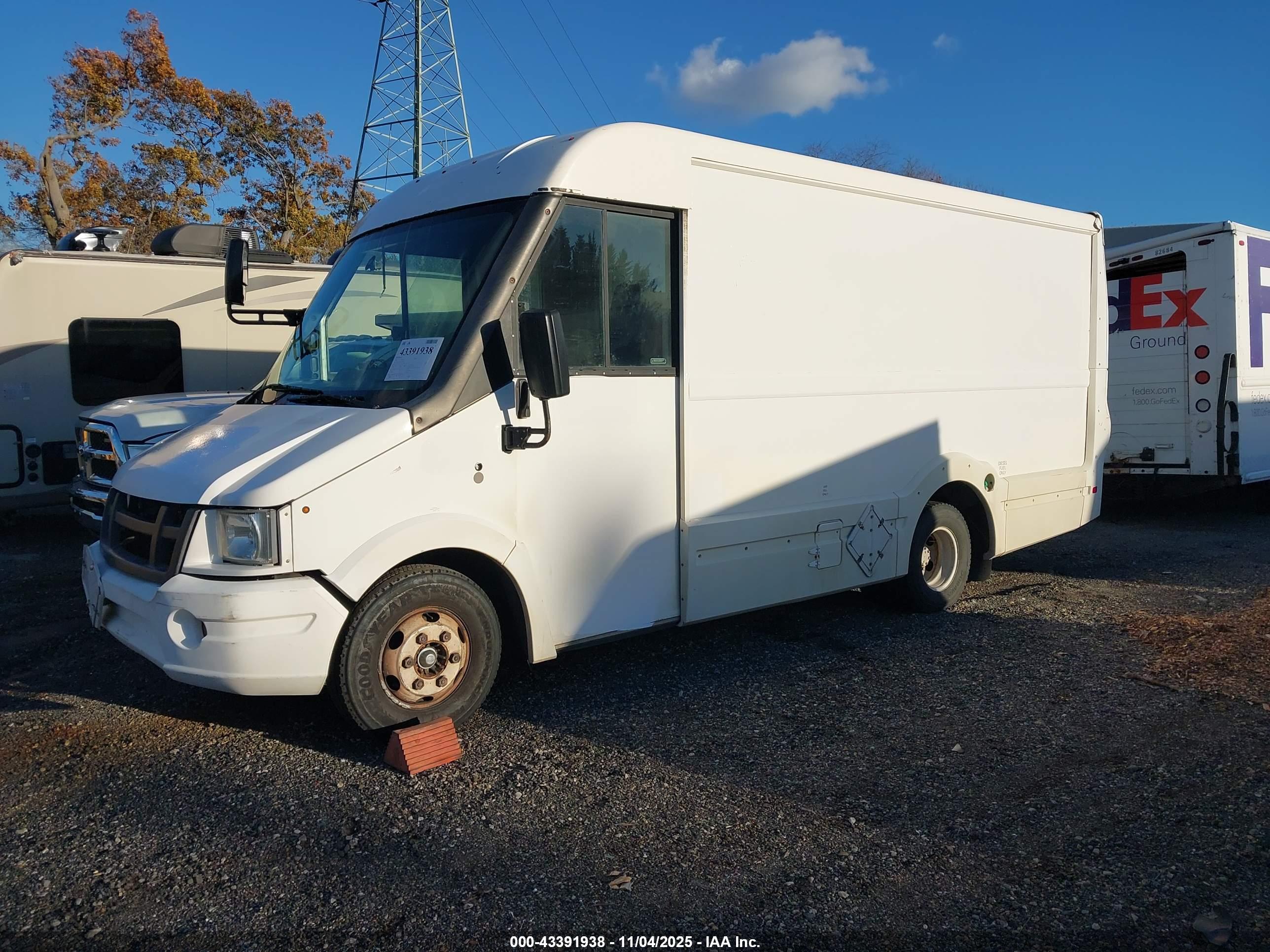 ISUZU NPR image 2