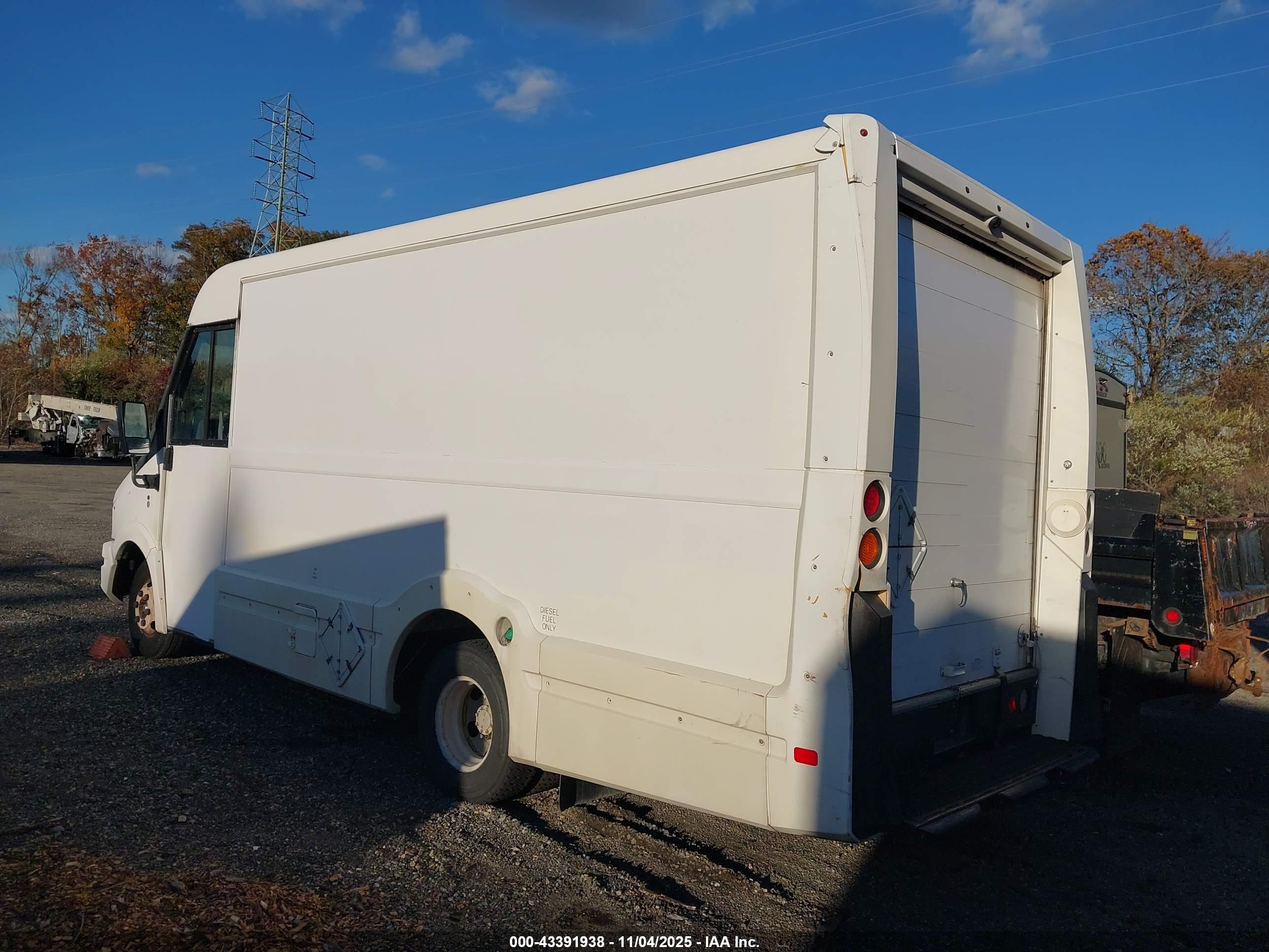 ISUZU NPR image 3