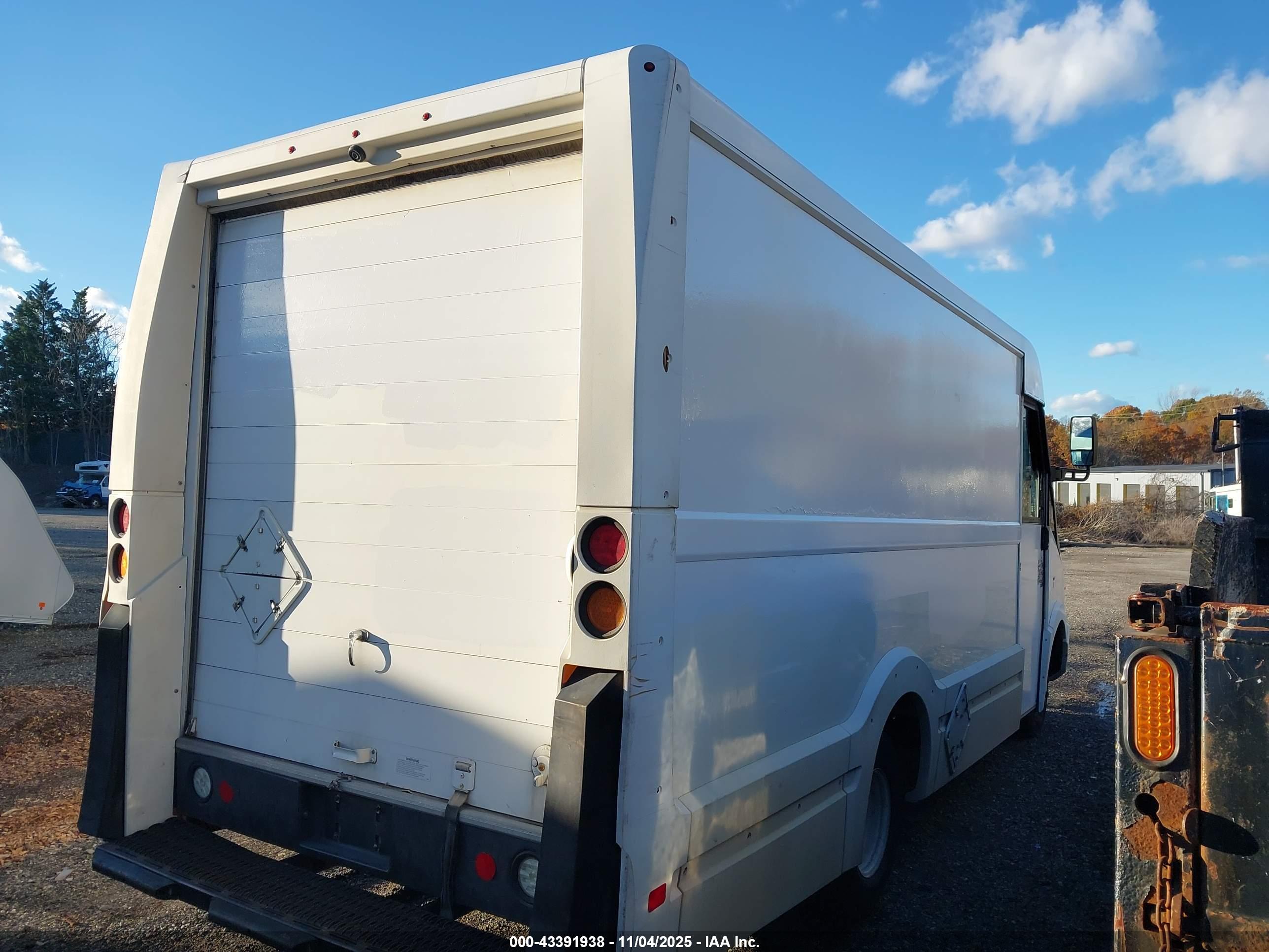 ISUZU NPR image 4