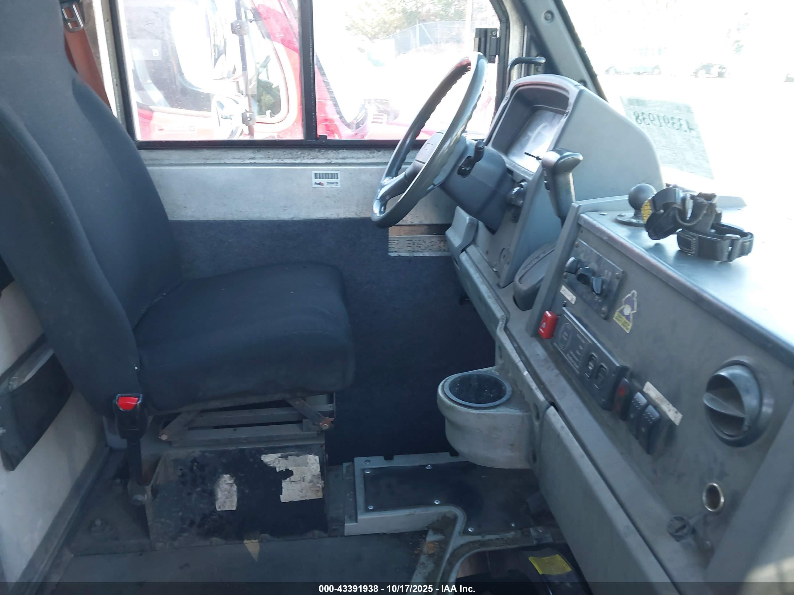 ISUZU NPR image 8