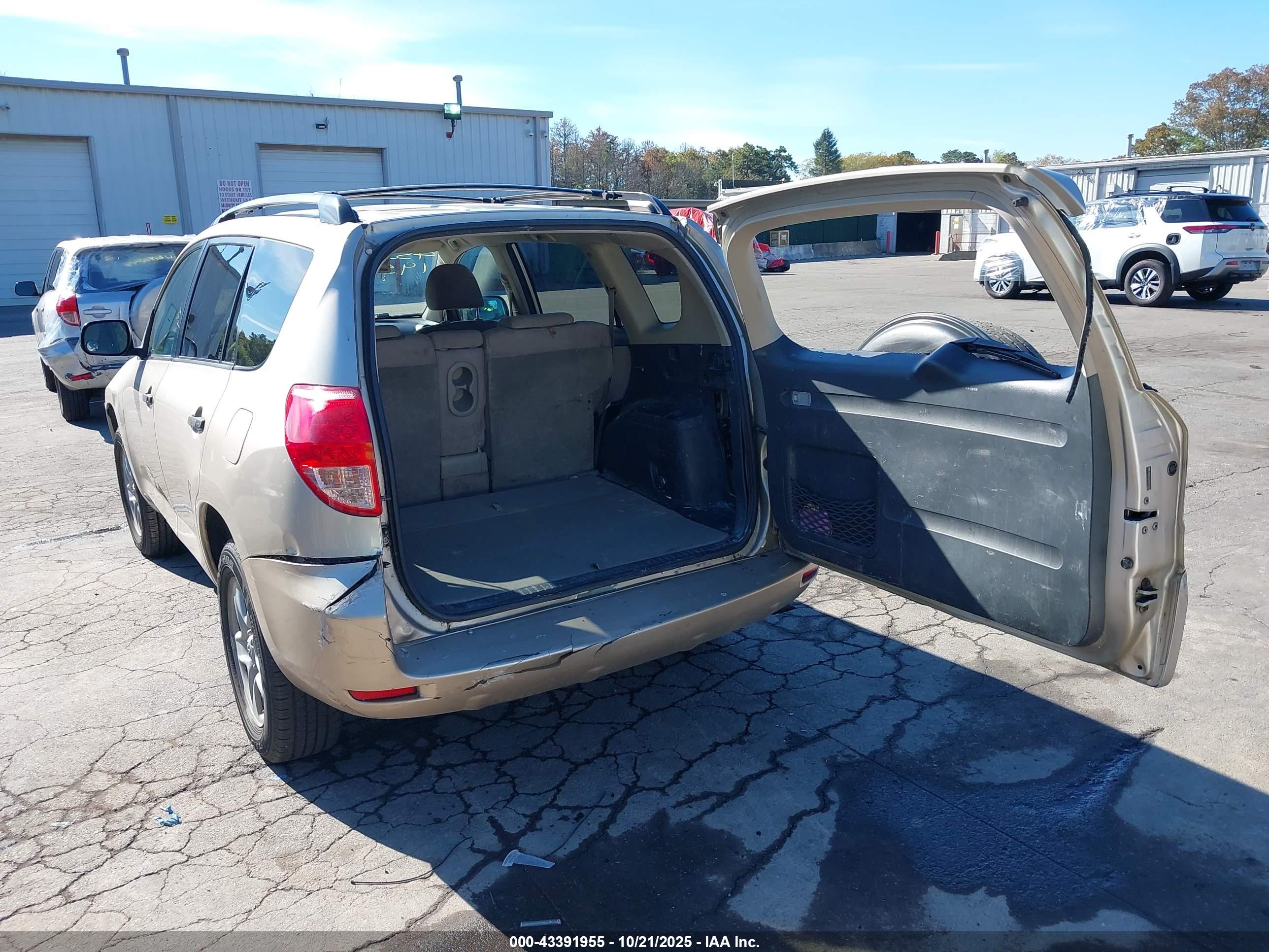 TOYOTA RAV4 image 3