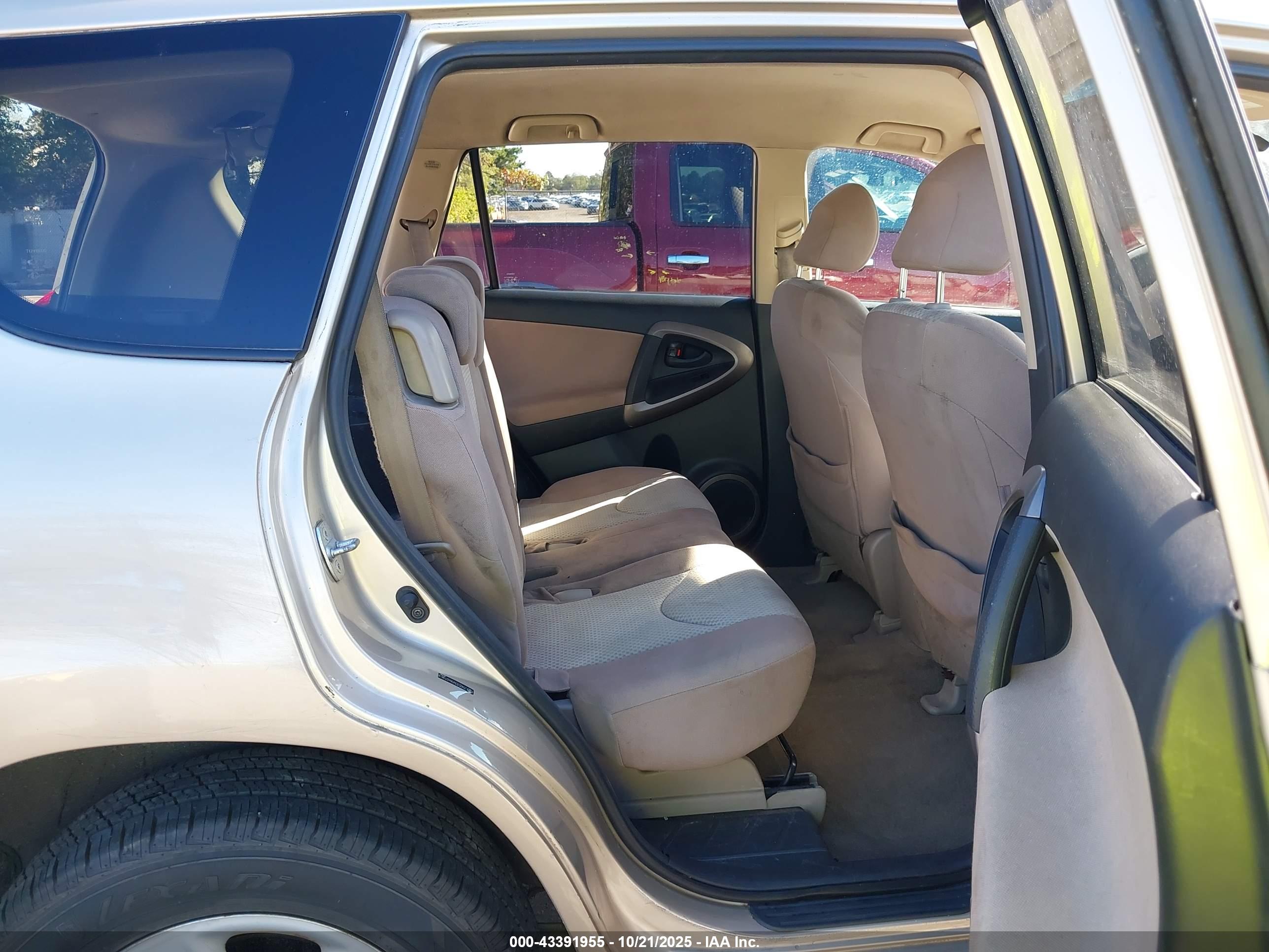 TOYOTA RAV4 image 8