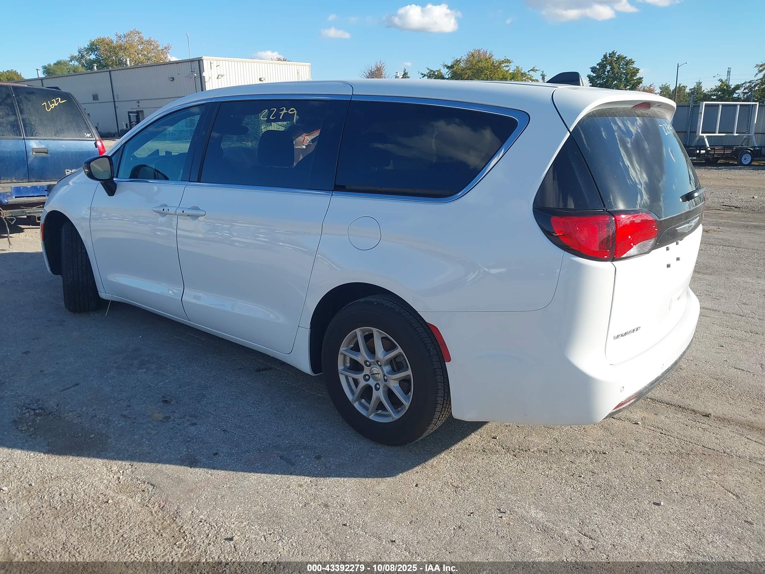 CHRYSLER VOYAGER image 3