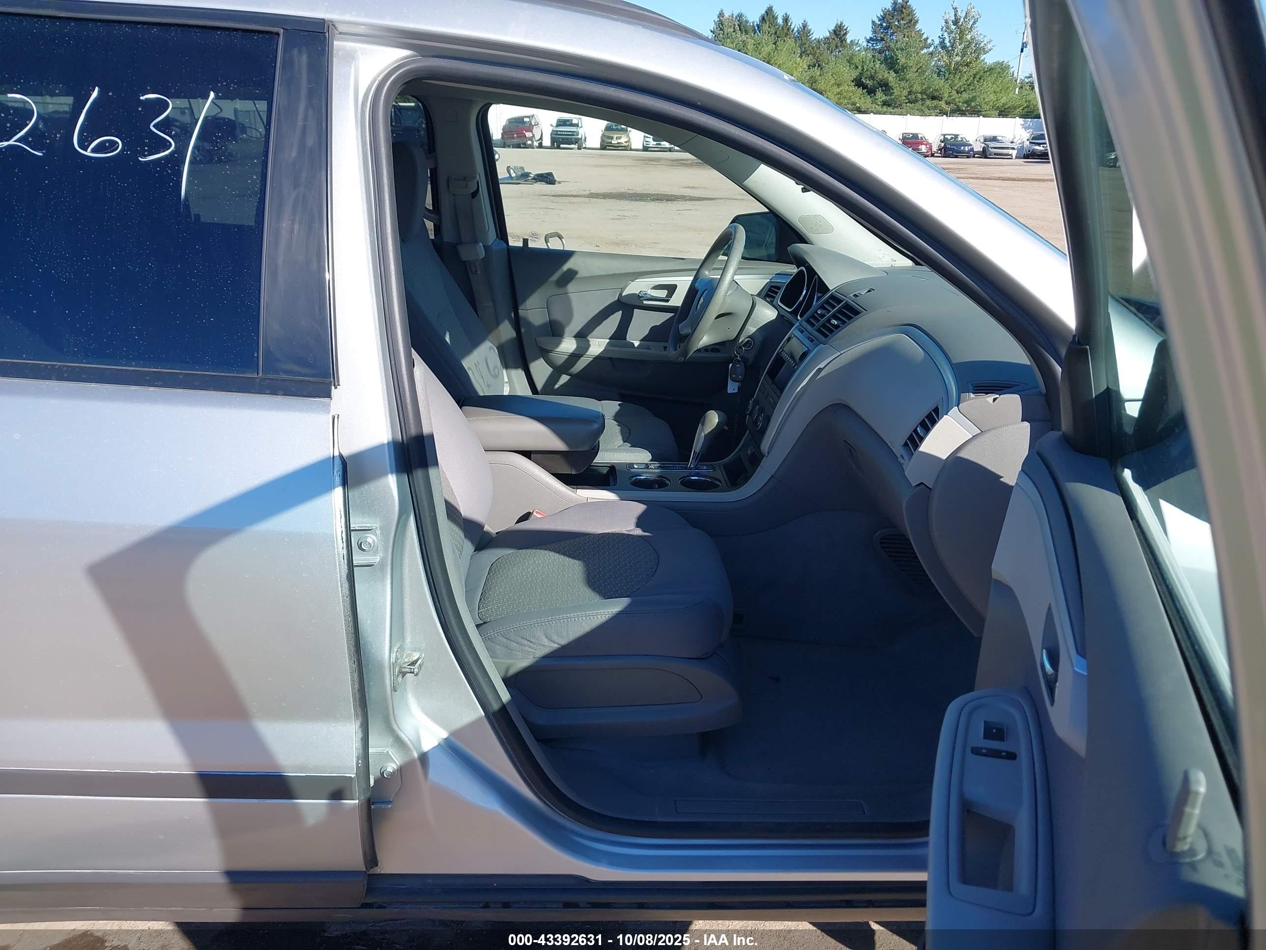 CHEVROLET TRAVERSE image 5