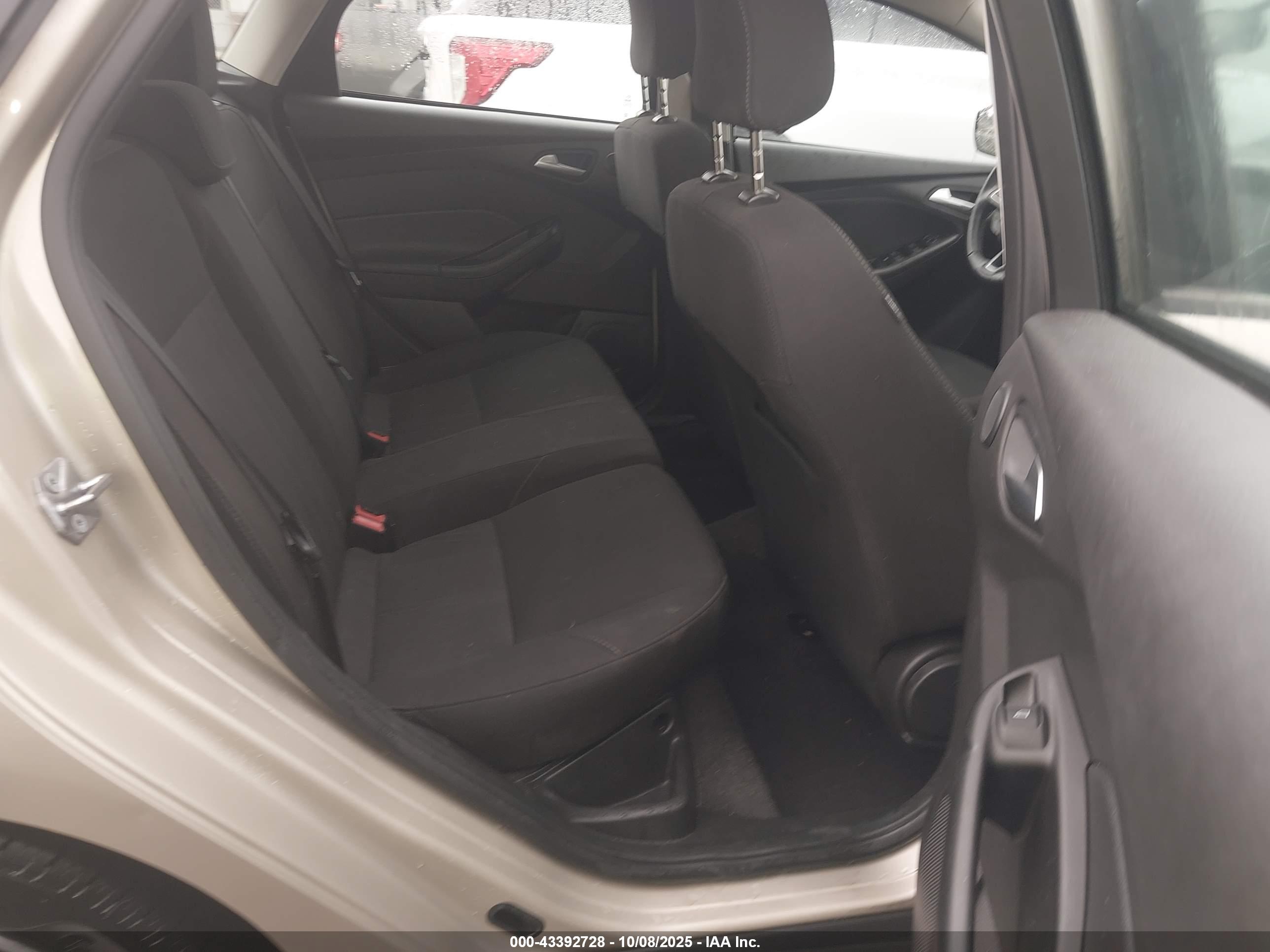 FORD FOCUS image 8