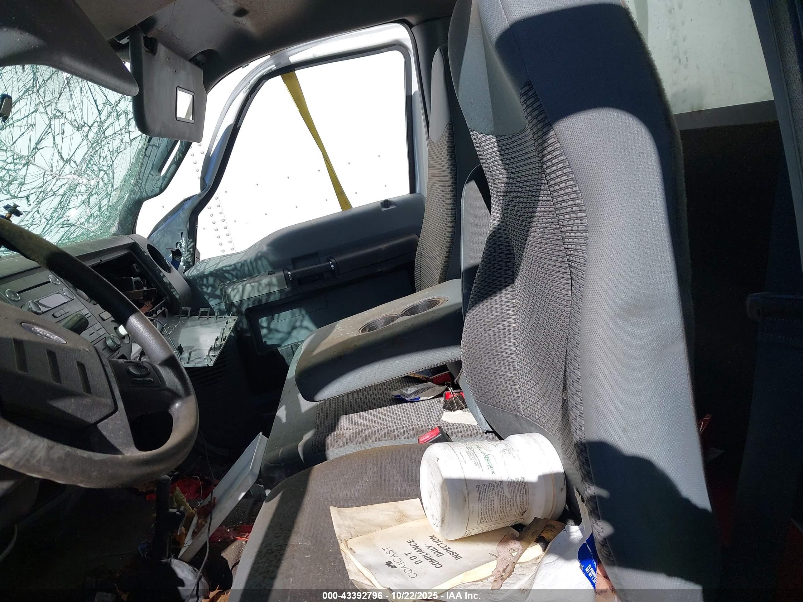 FORD F-650 image 8