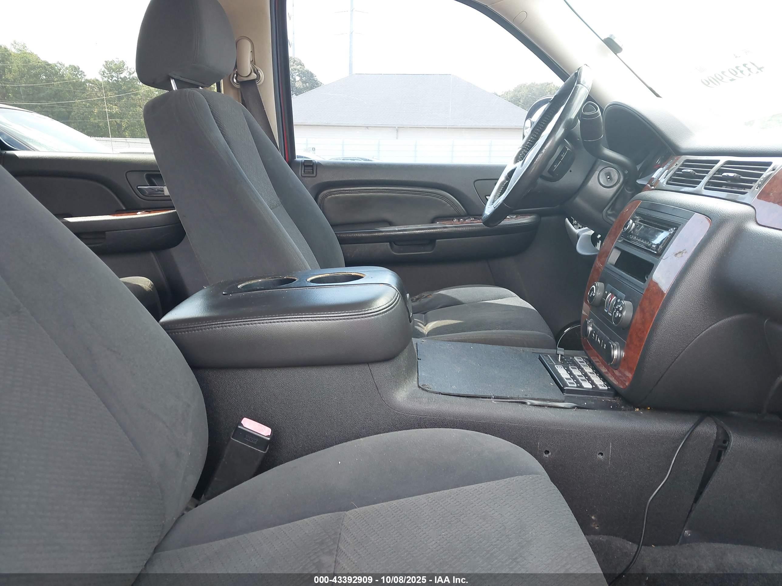 CHEVROLET SUBURBAN image 5